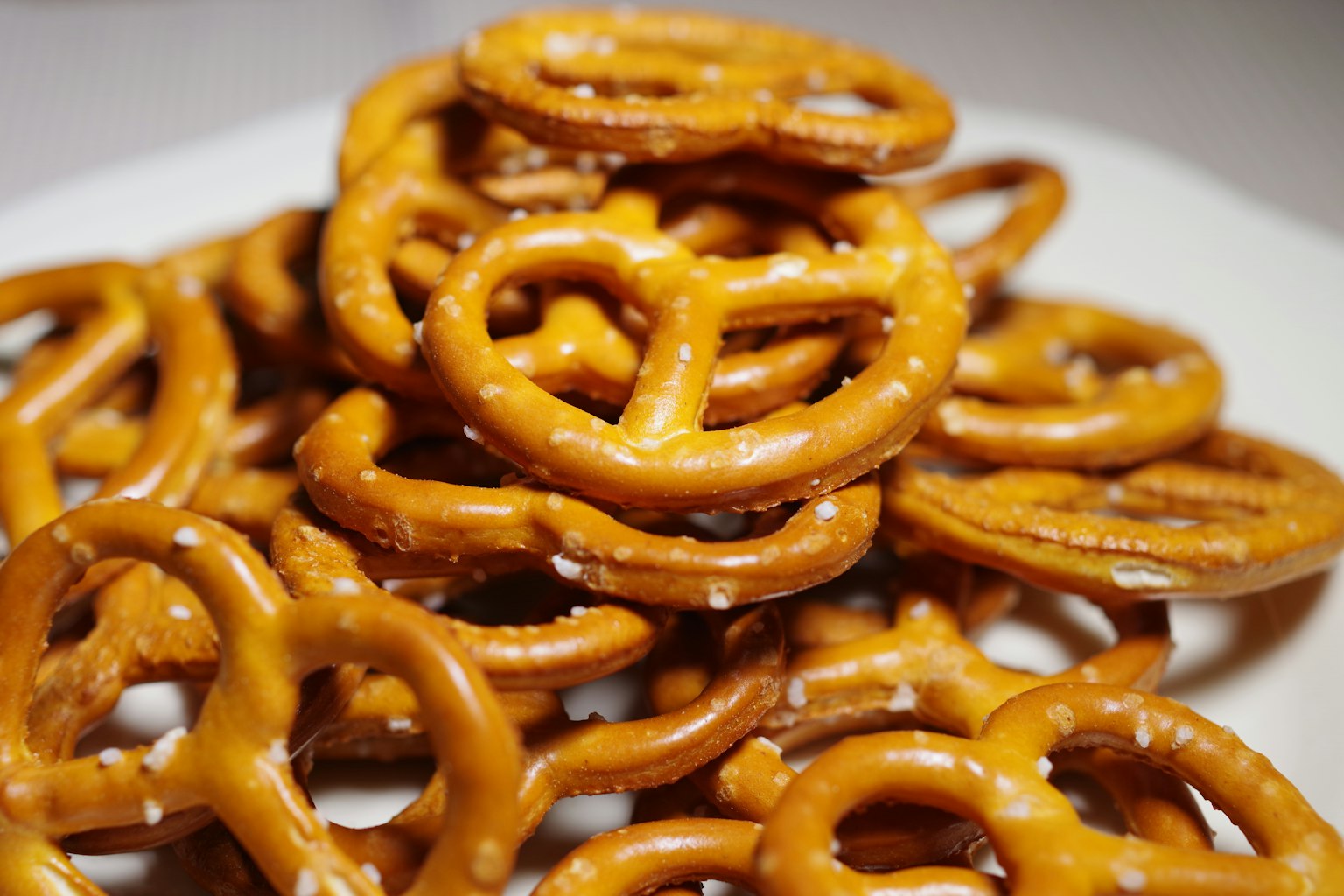 Un mucchio di pretzel salati impilati su un piatto