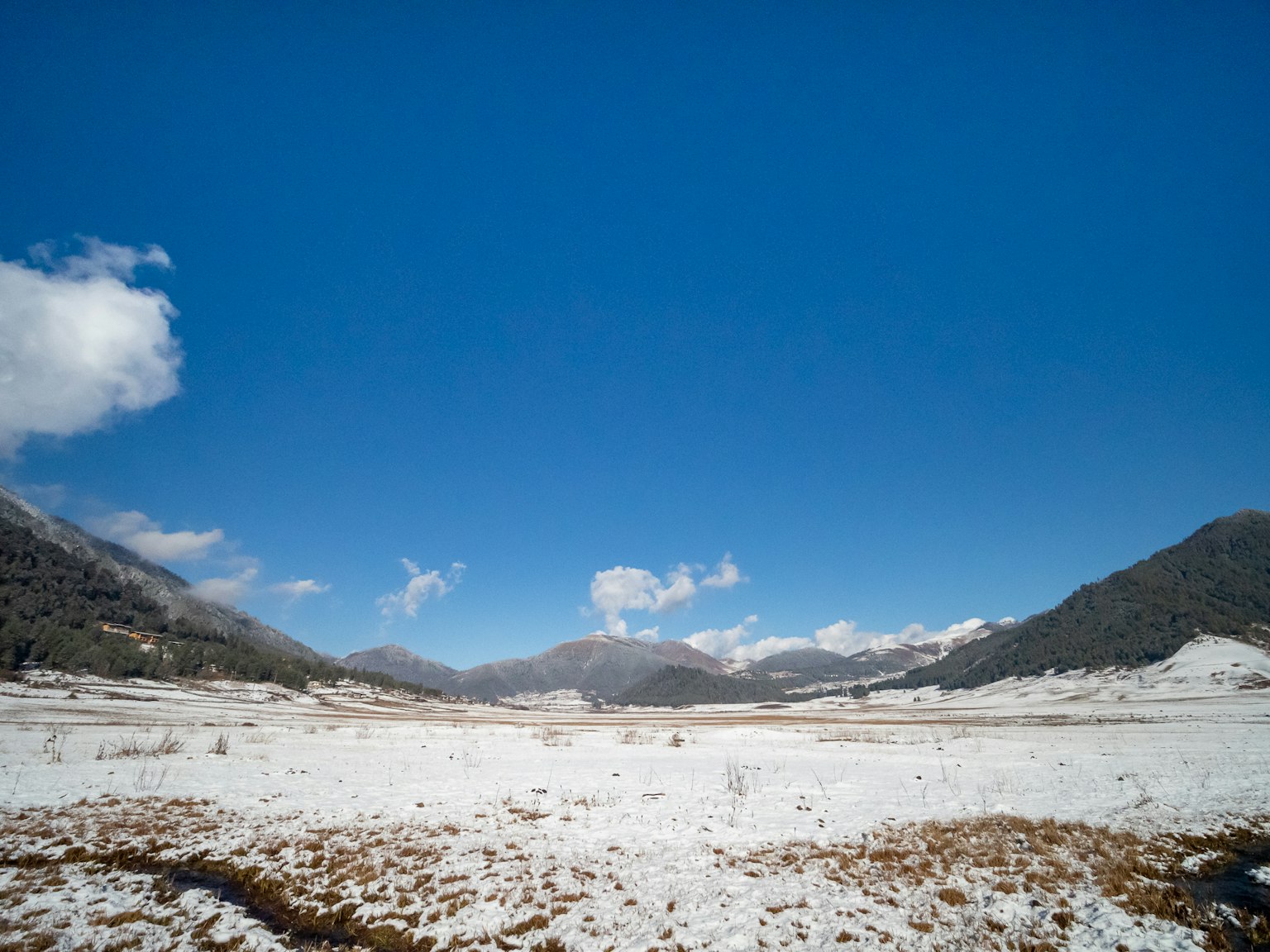 廣闊的藍天與雪覆蓋的山脈風景