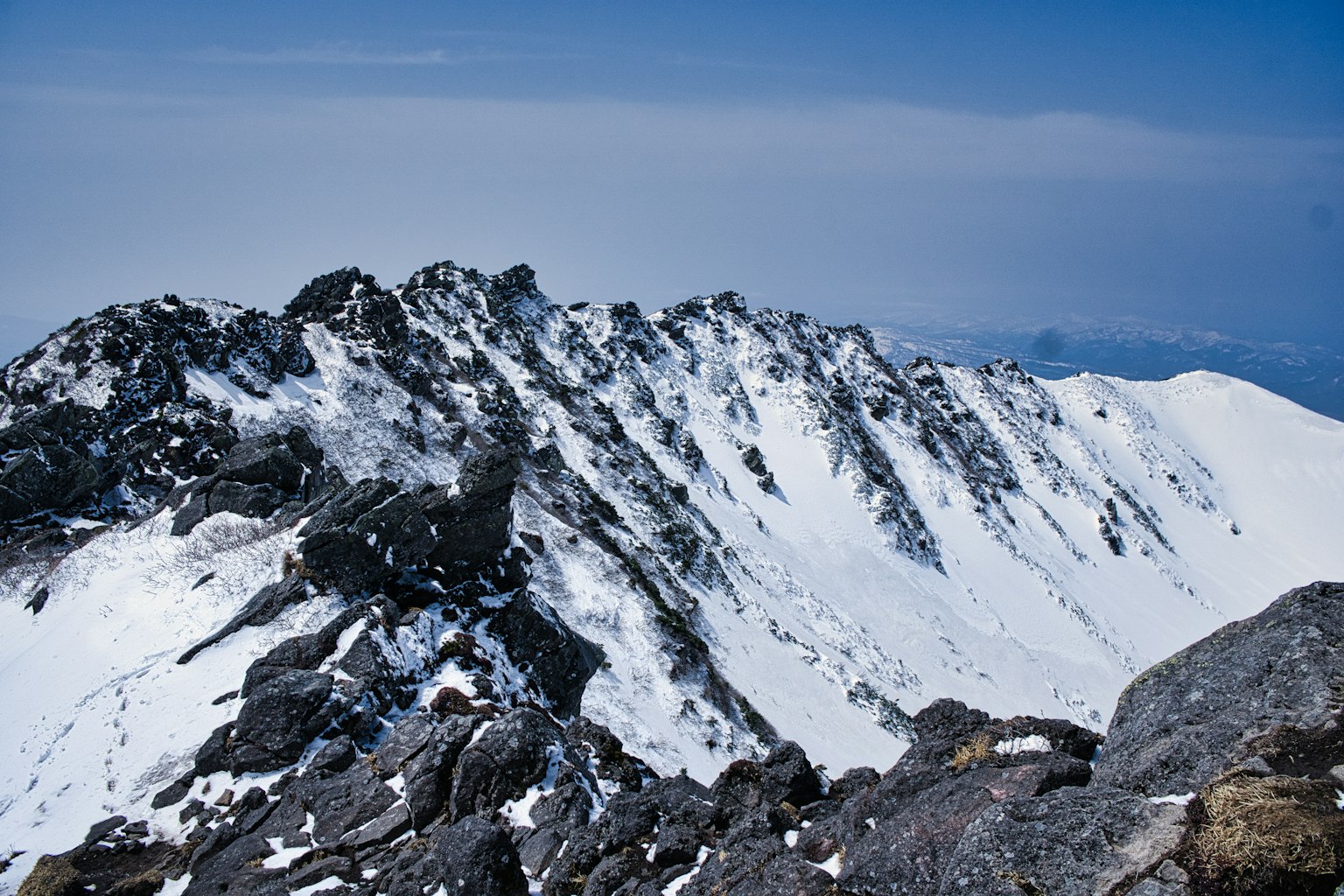 被雪覆蓋的山峰與岩石地形