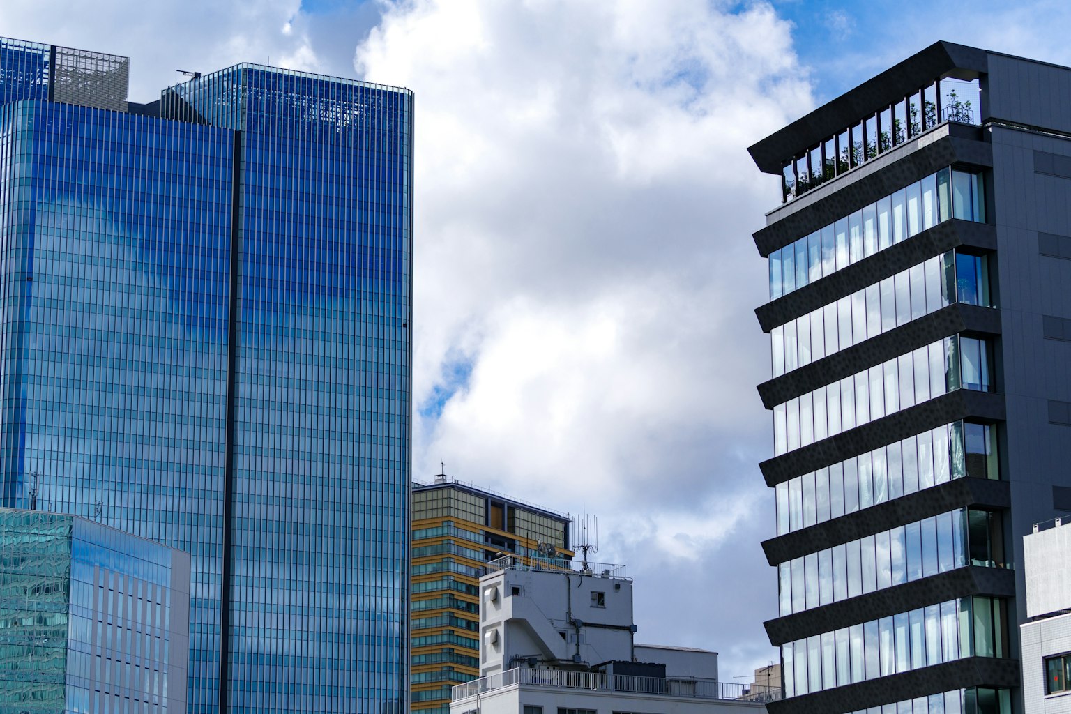 Paisaje urbano con rascacielos modernos bajo un cielo azul