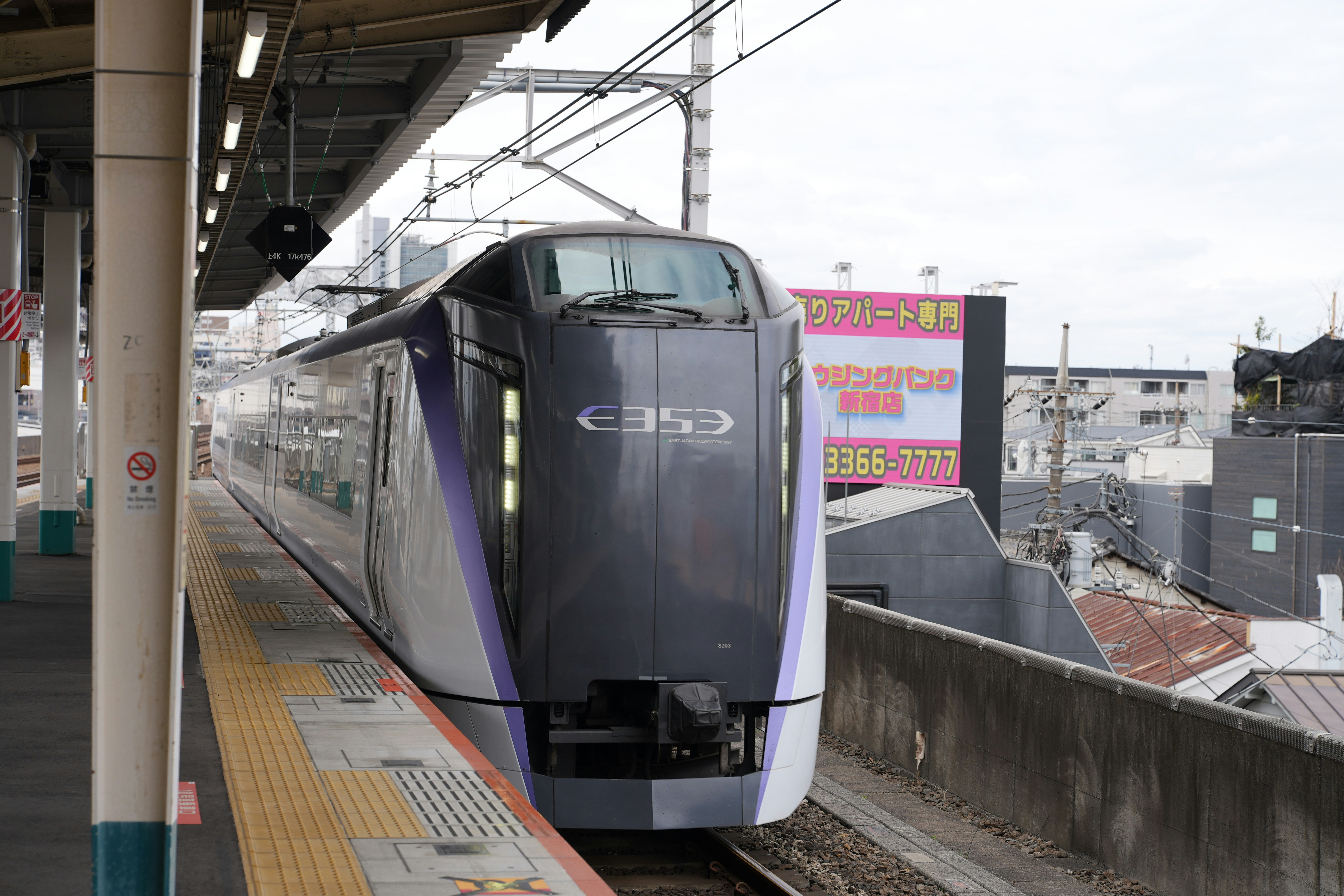 車站月台上停靠的列車