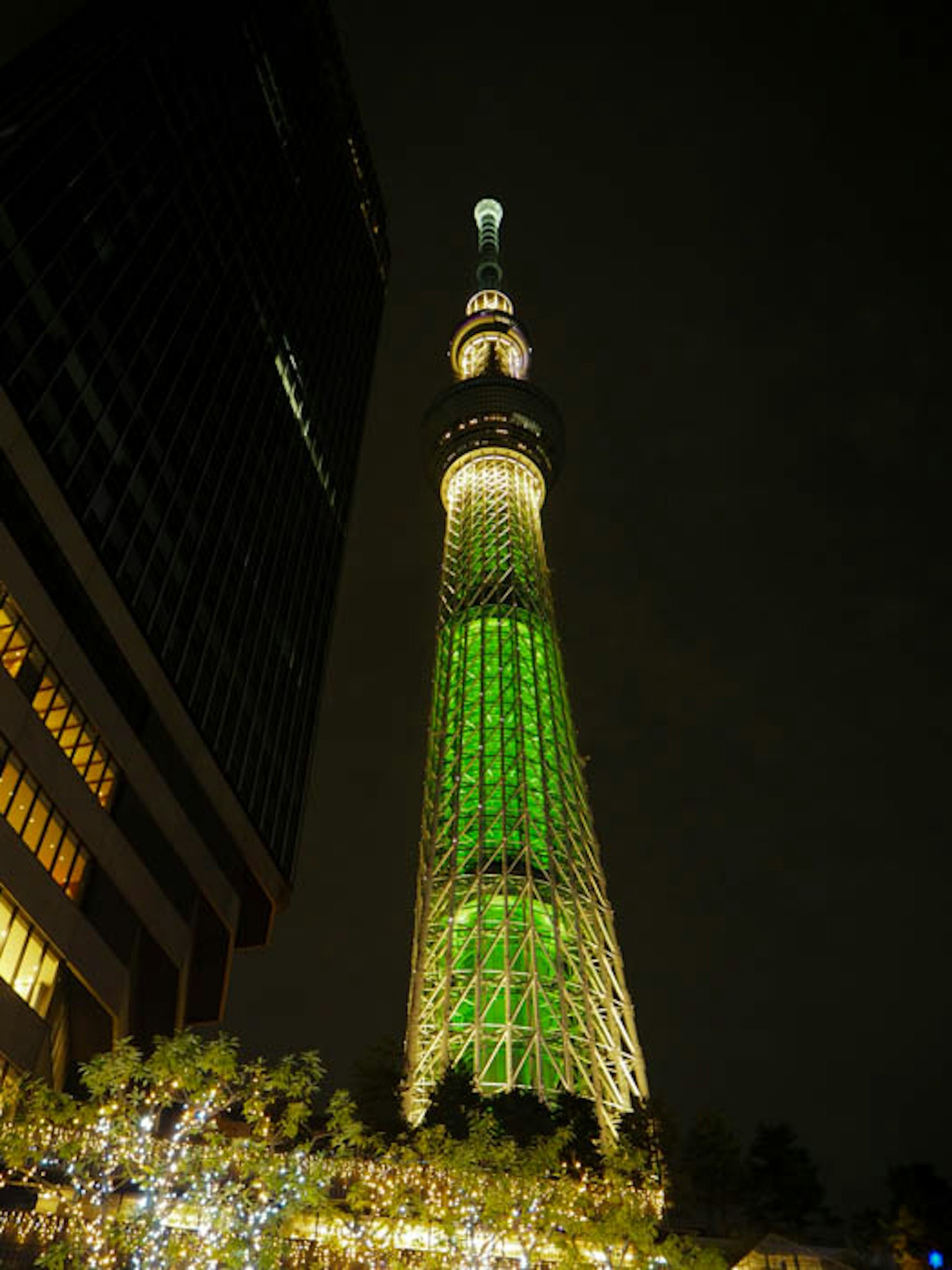 Tokyo Skytree illuminé en vert la nuit