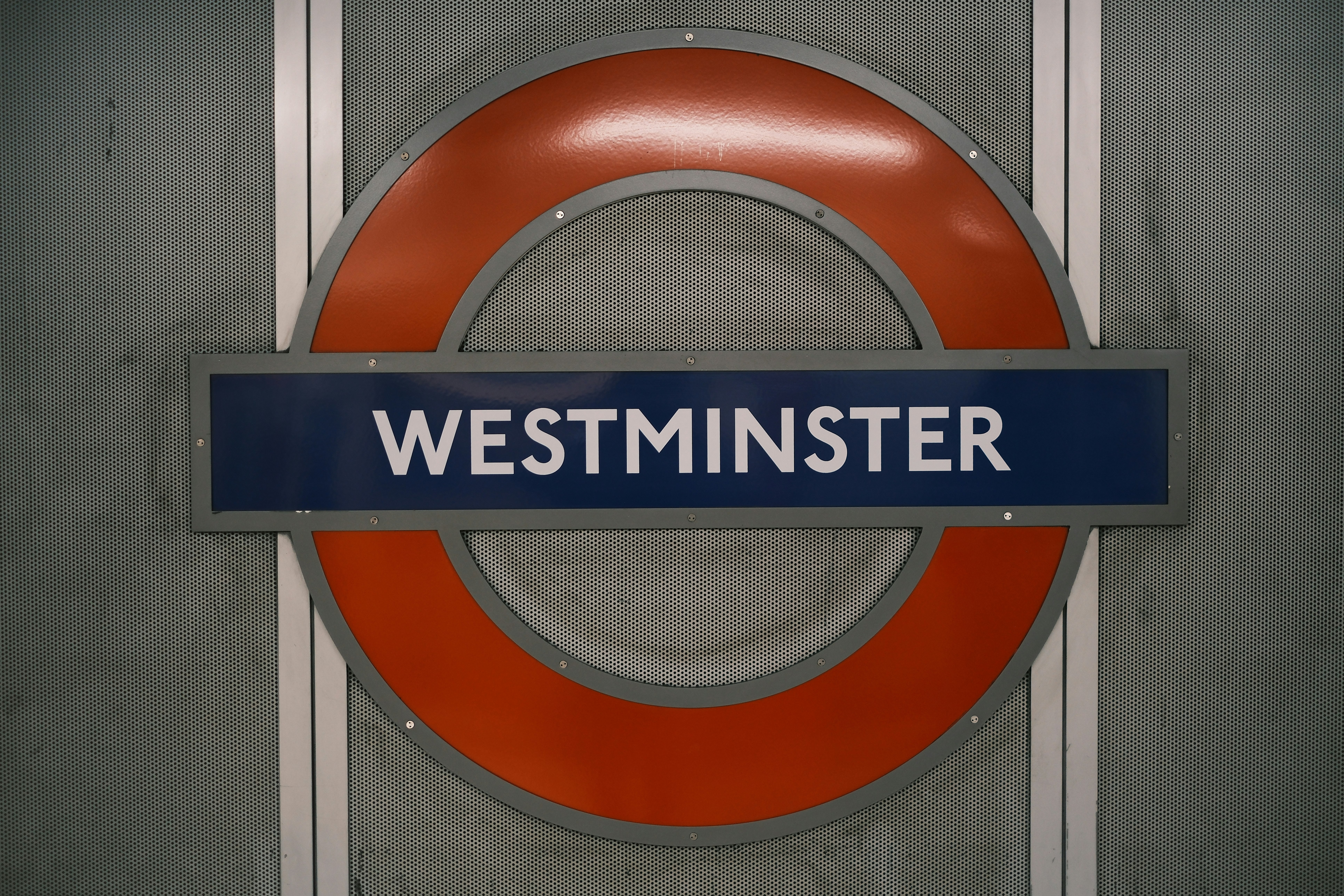 Bahnhofsinnenschild mit der Aufschrift „WESTMINSTER“