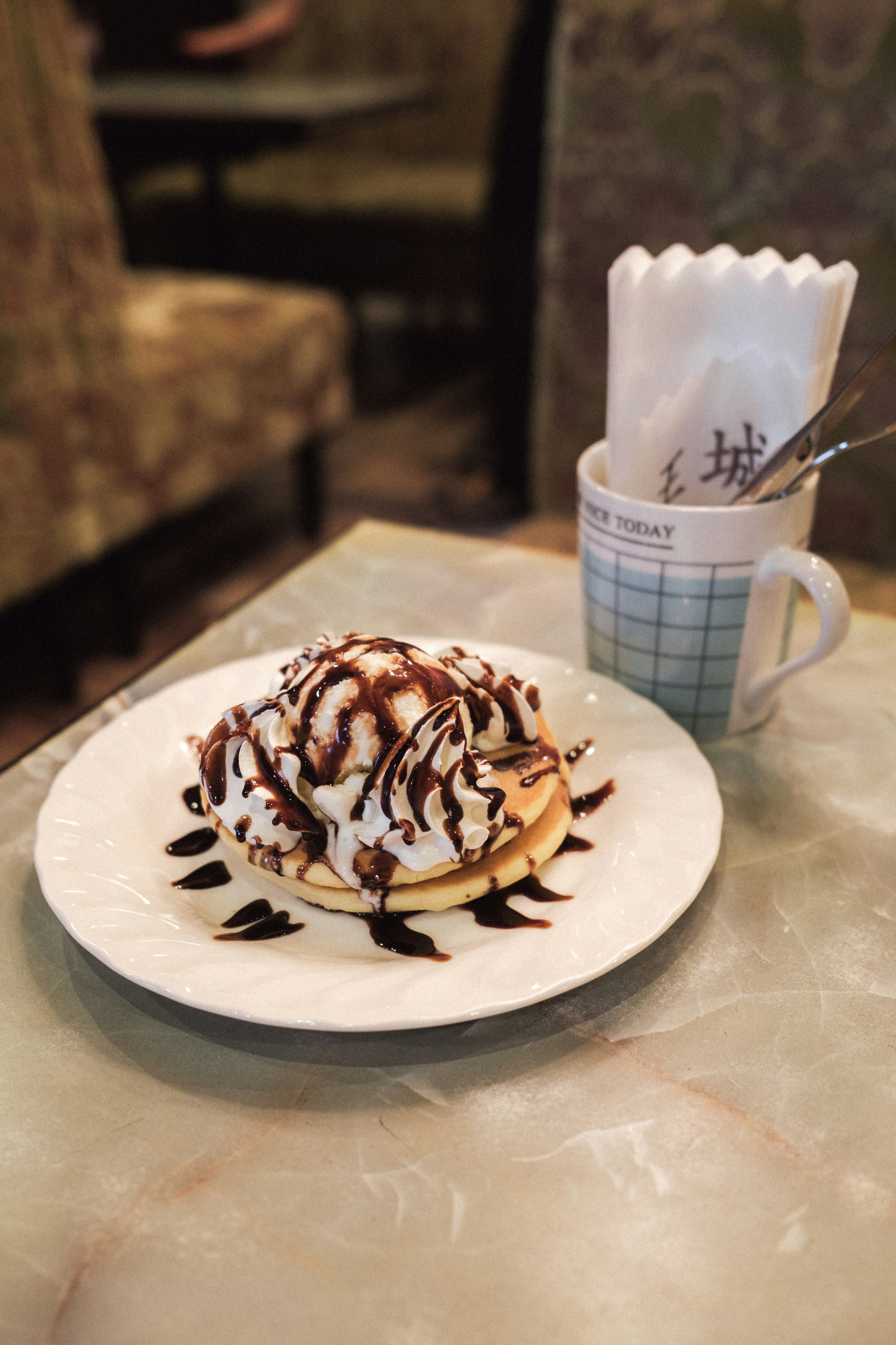桌上甜點與紙杯飲品