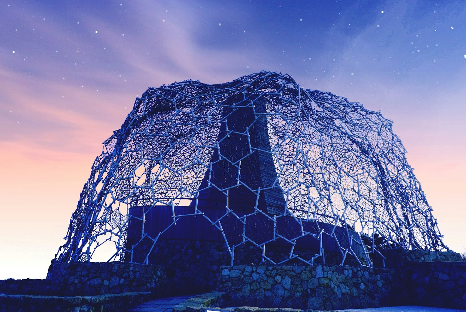 Bâtiment à structure en nid d'abeille unique silhouetté contre un ciel bleu violet
