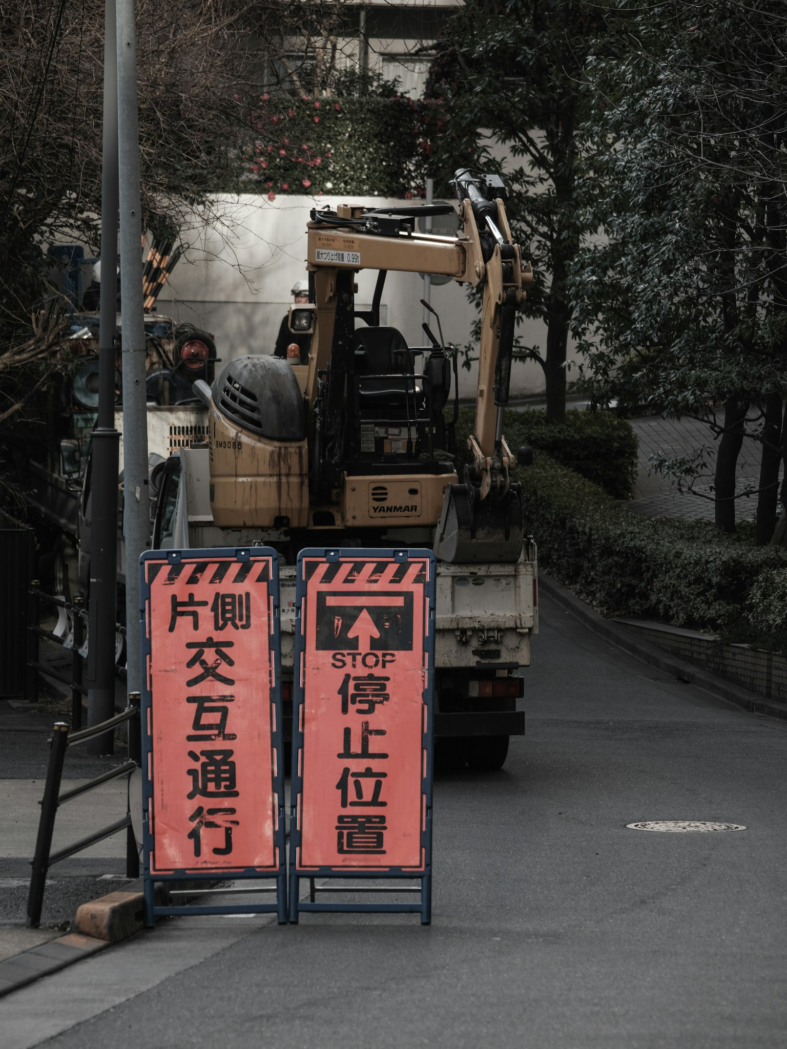 Camion de construction avec des panneaux de signalisation dans une rue