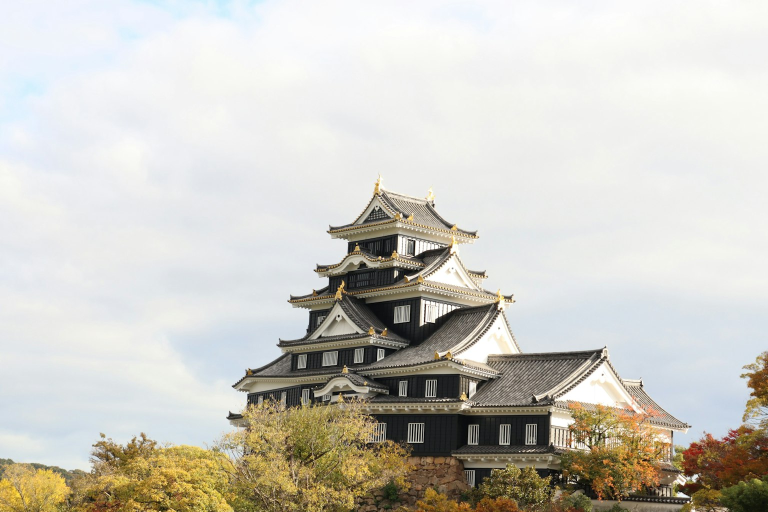 Japanische Burg mit schwarzer Fassade und goldenem Dach