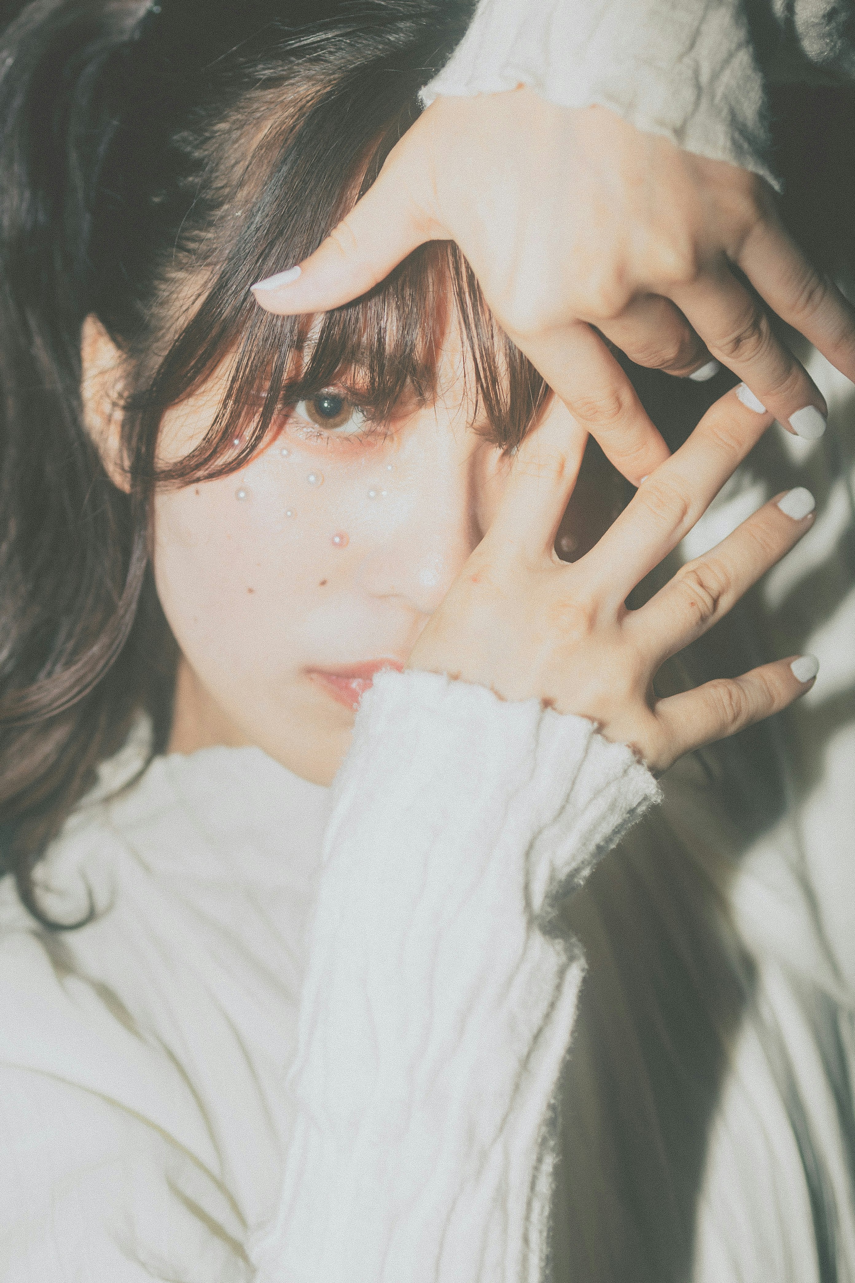 手で頬を覆う女性のポートレート