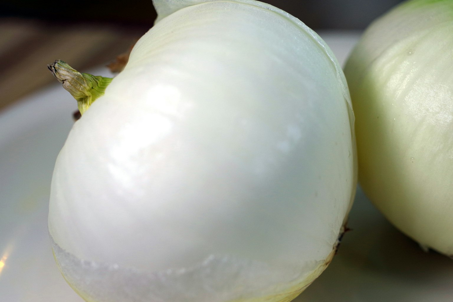 Primo piano di cipolle bianche su un piatto