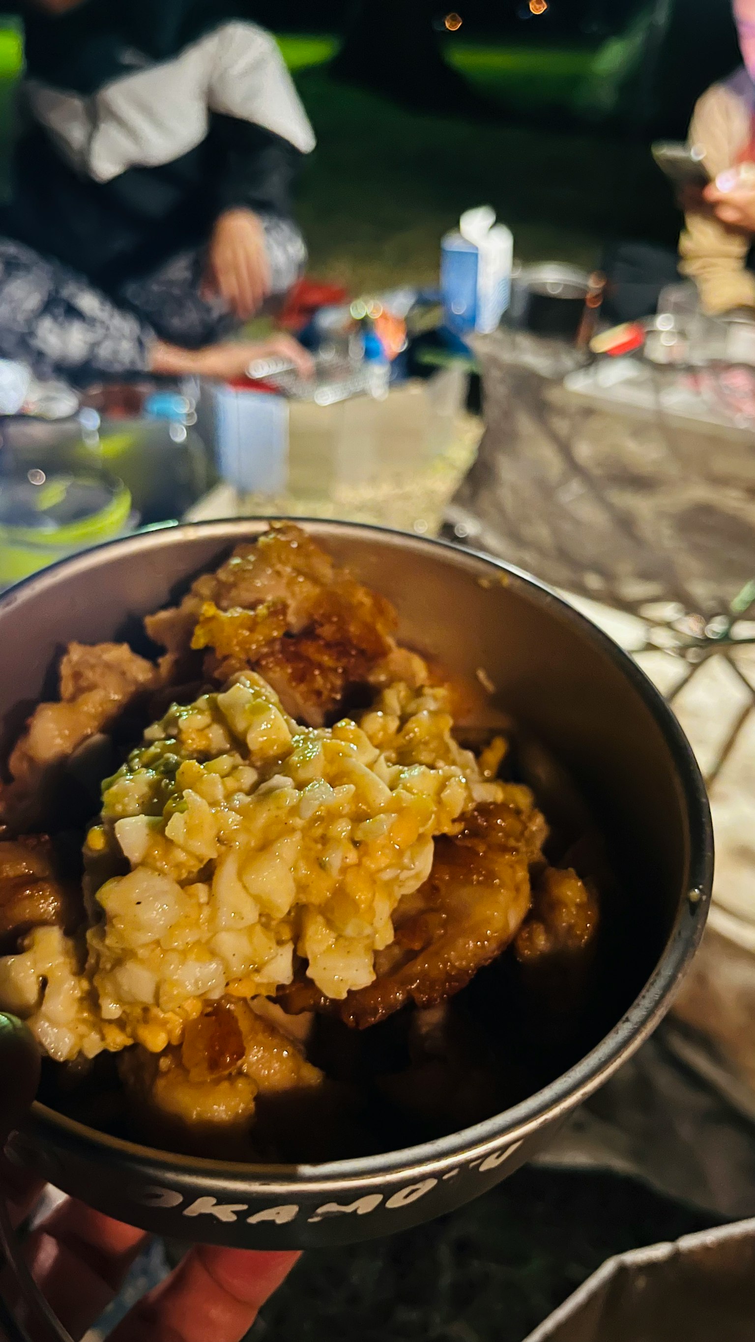 手持的天妇罗和米饭碗在夜晚的户外