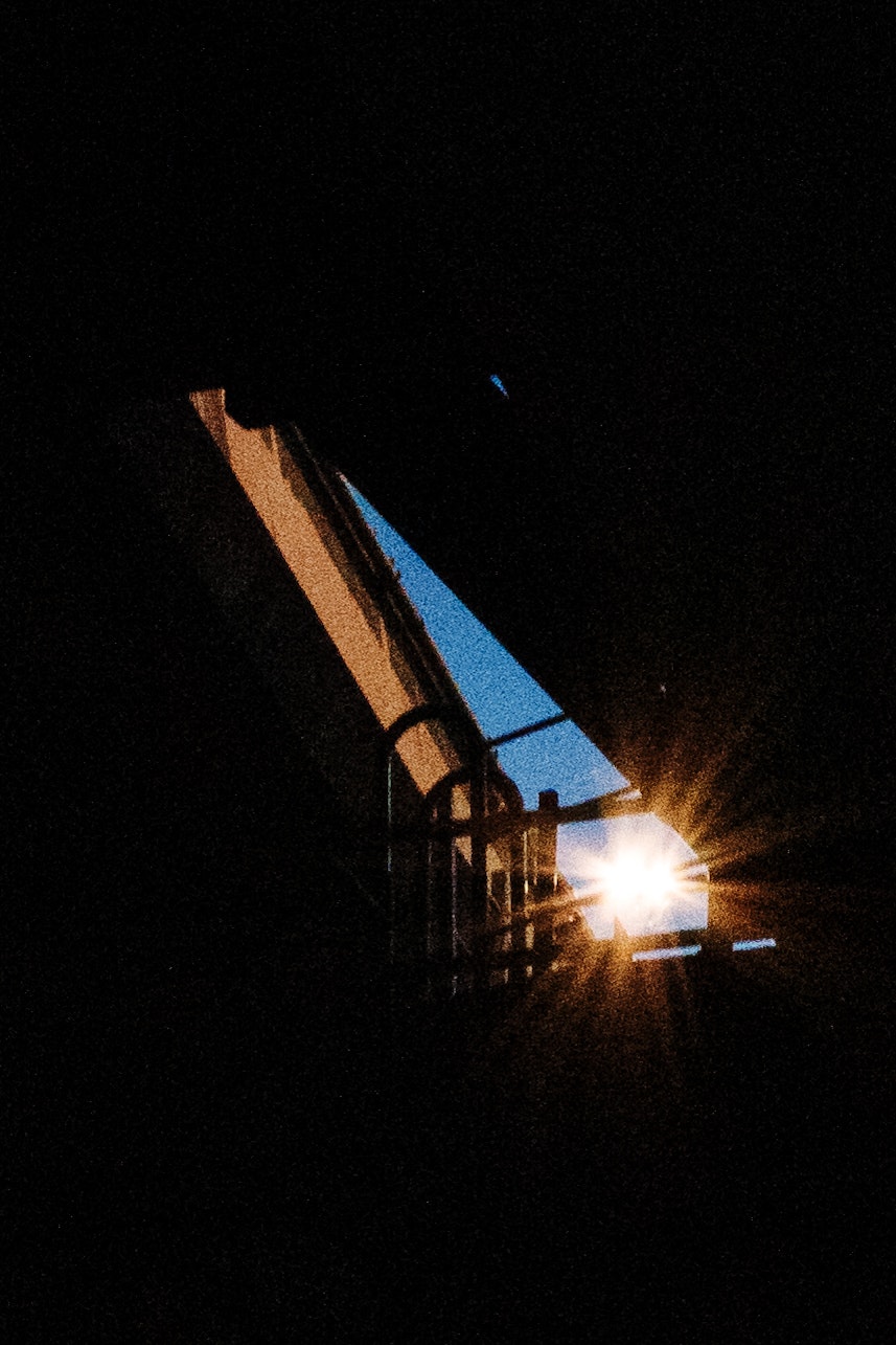 夜晚巷弄中發光的路燈與建築牆面