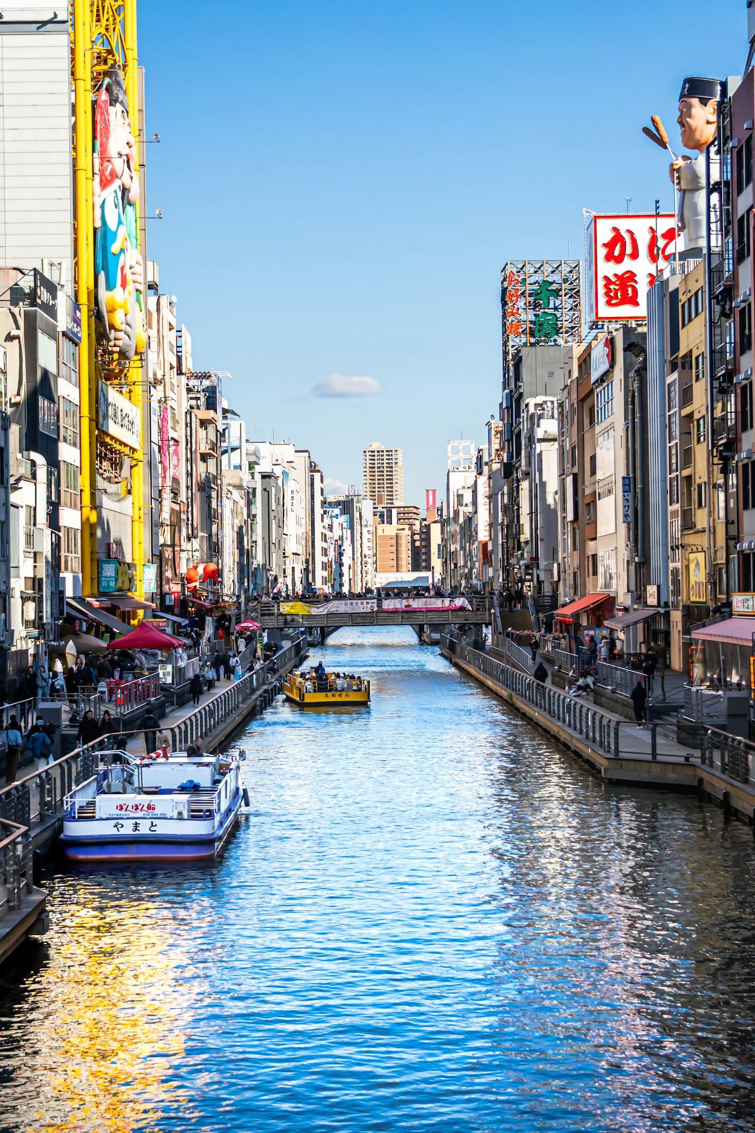 城市運河景觀 水面上有船隻 背景是高樓大廈