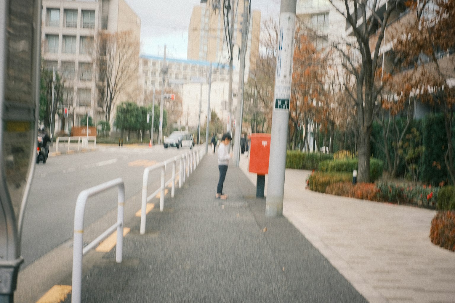 조용한 거리 풍경과 빨간 우체통과 보도