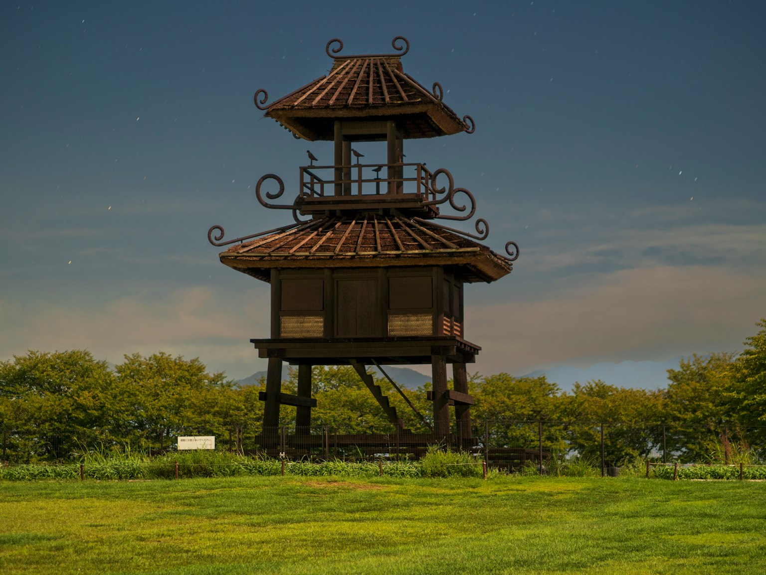 Holzturm unter einem blauen Himmel