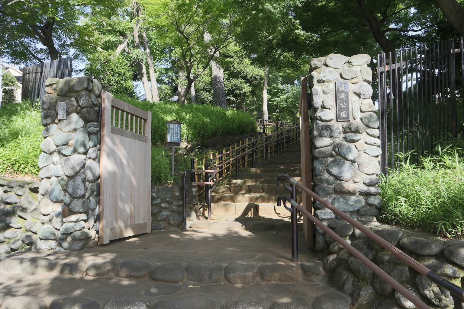 石頭門和通往綠樹成蔭公園的階梯
