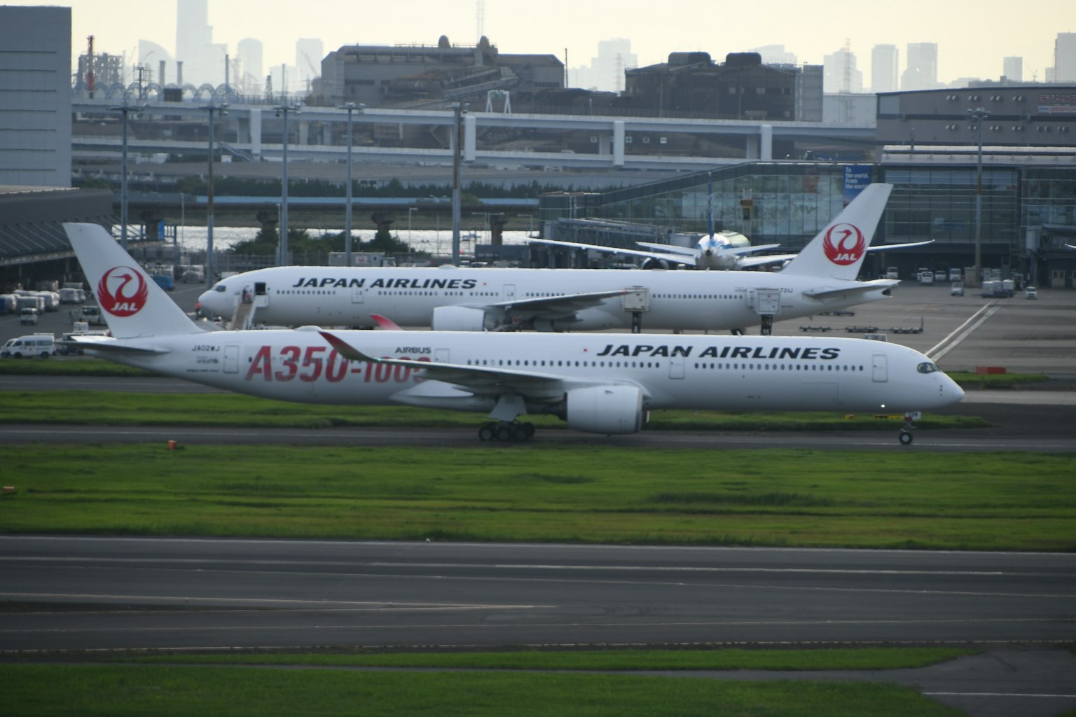 A350 e Boeing 747 di Japan Airlines in fase di rullaggio all'aeroporto