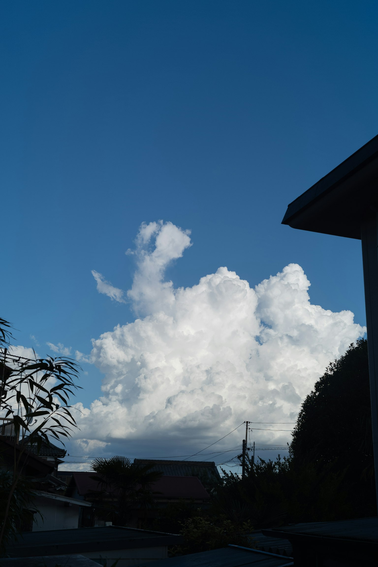 Weiße Wolken in einem blauen Himmel mit umliegenden Gebäuden
