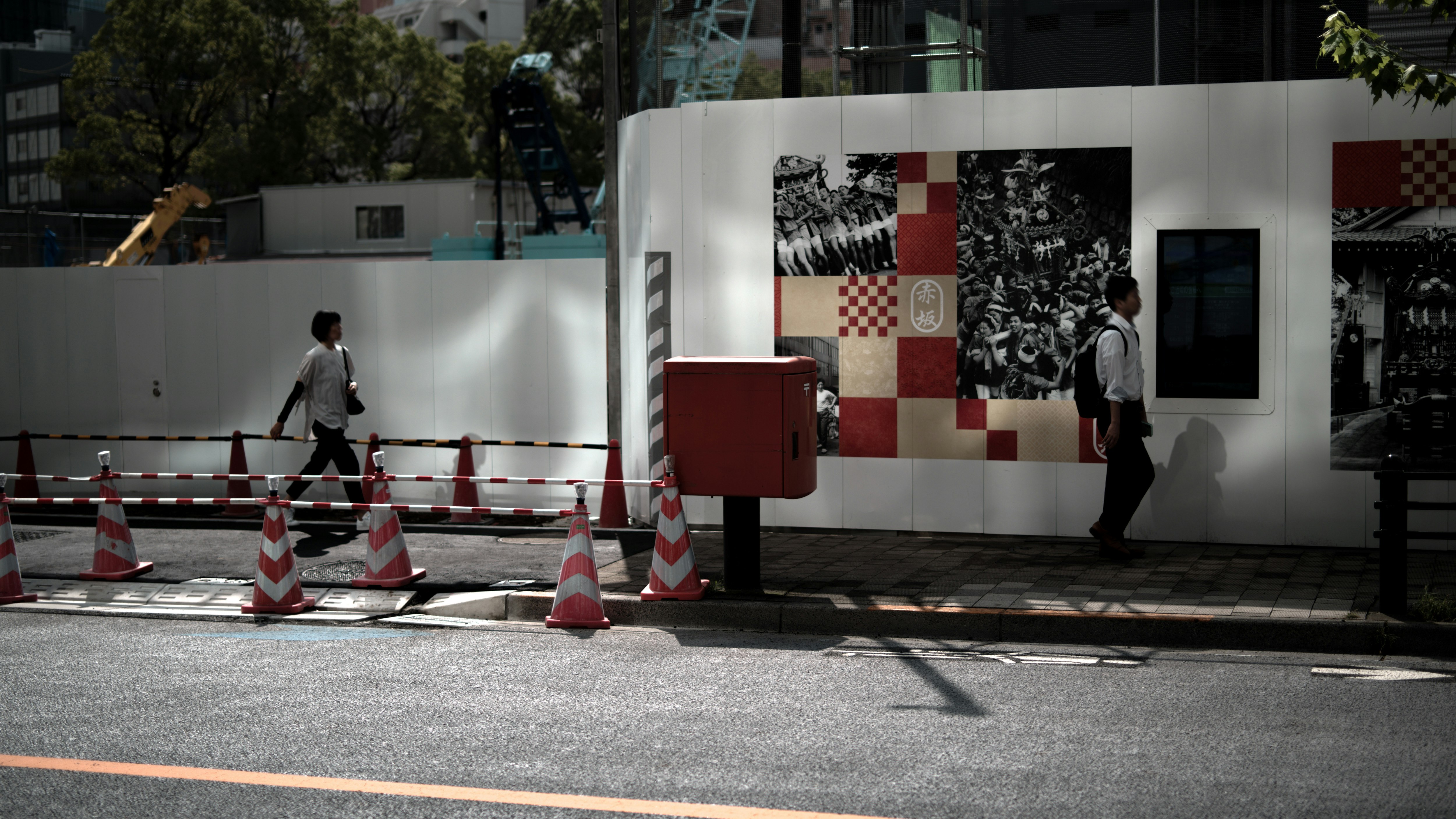 赤坂通りの工事中の通路にある仮設壁と掲示物