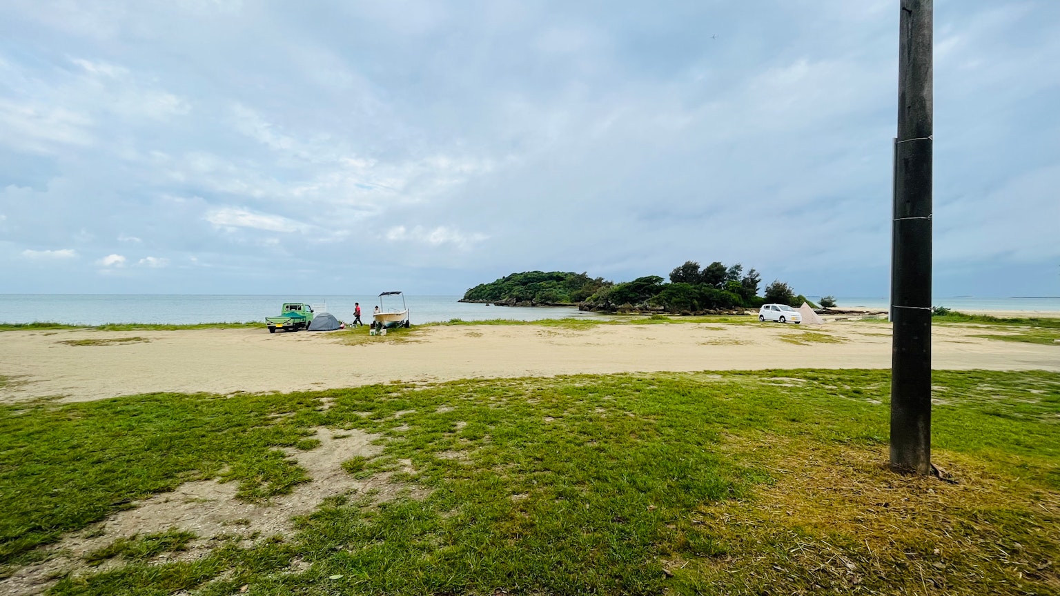 宁静海滩的风景，海岸线和小岛