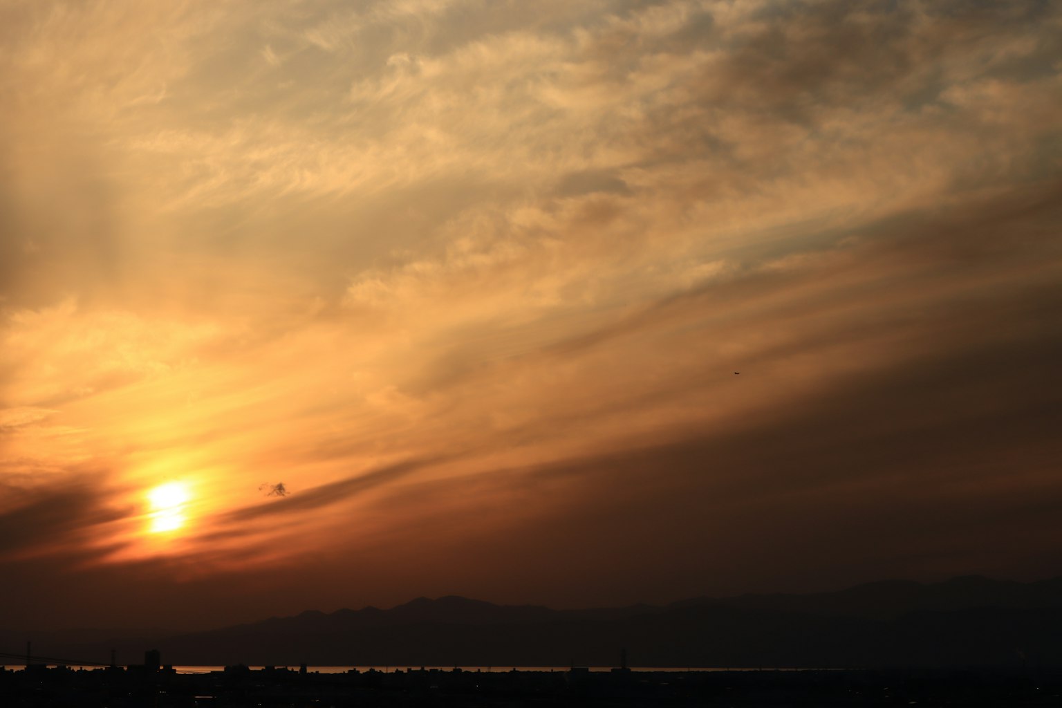 Paesaggio mozzafiato con un tramonto e nuvole