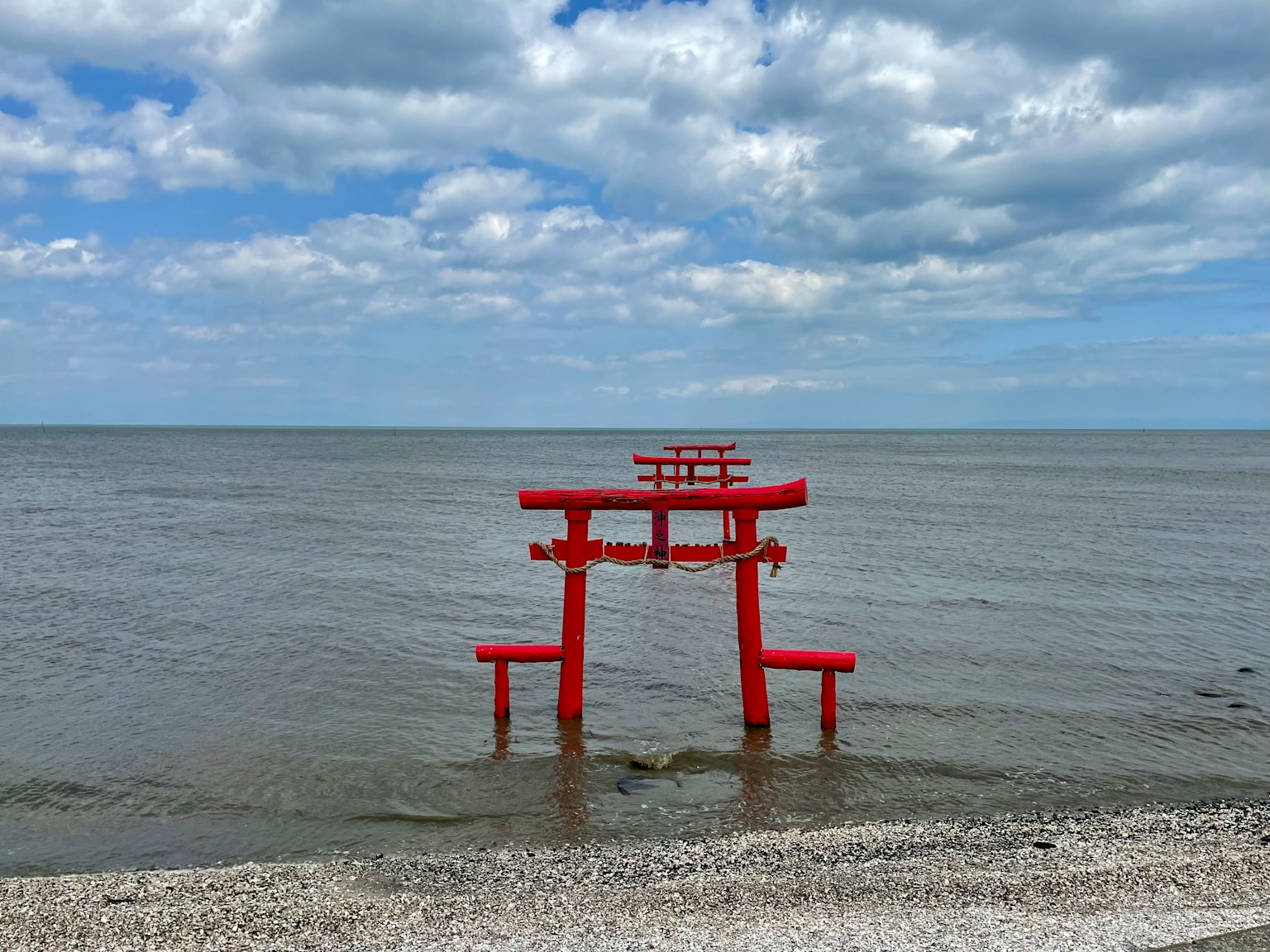 Gerbang torii merah berdiri di laut