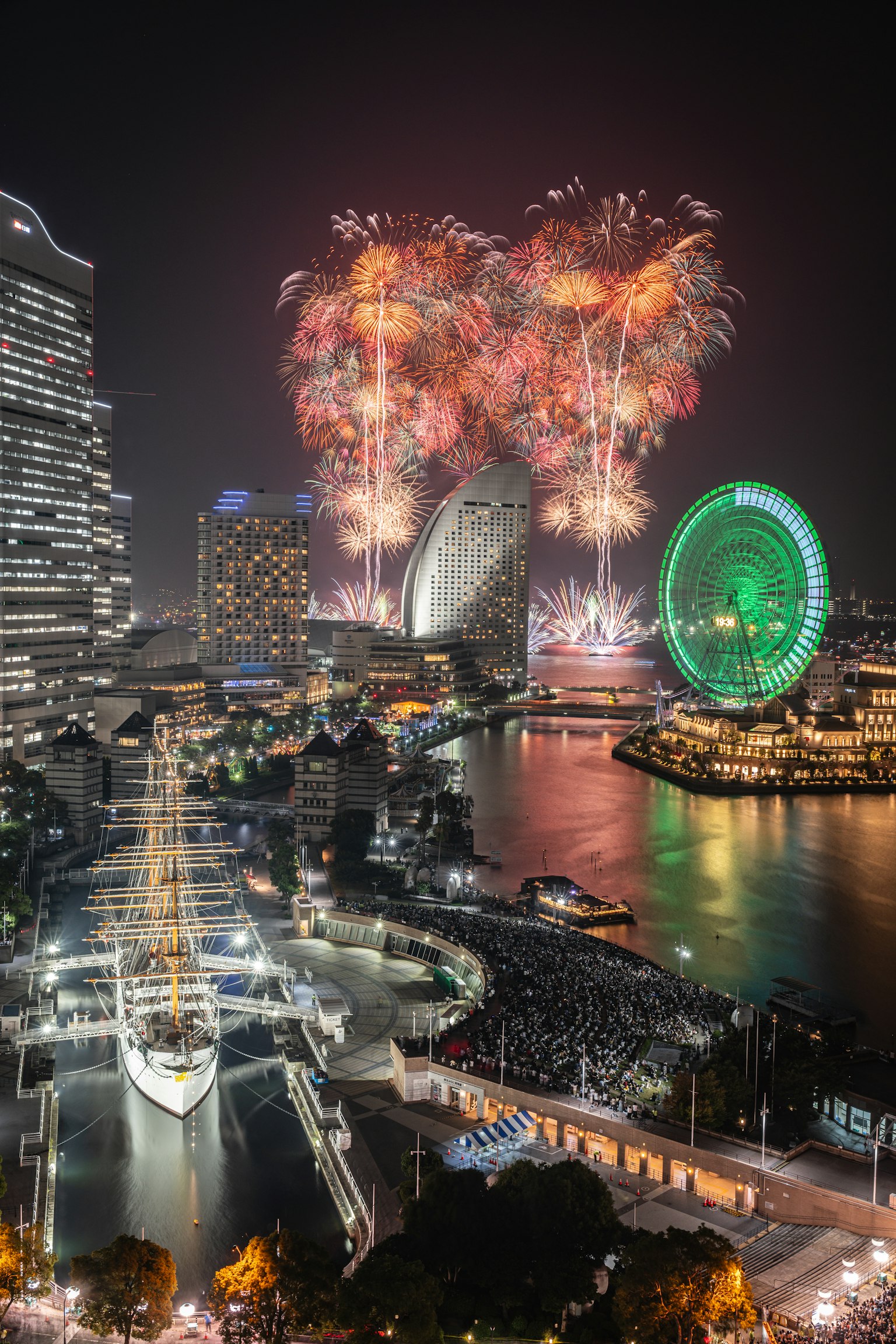 Bella vista del porto di Yokohama con fuochi d'artificio che illuminano il cielo notturno