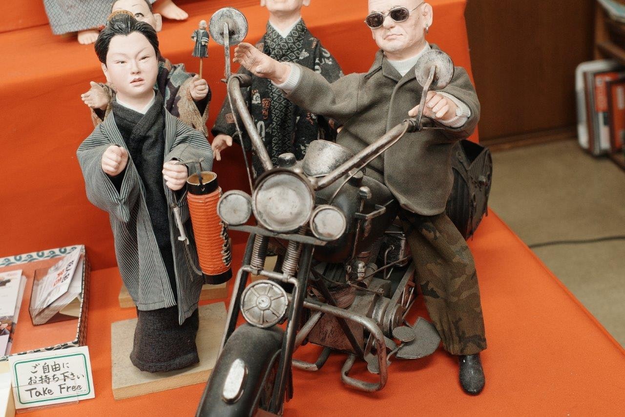 figurine in miniatura e esposizione di moto