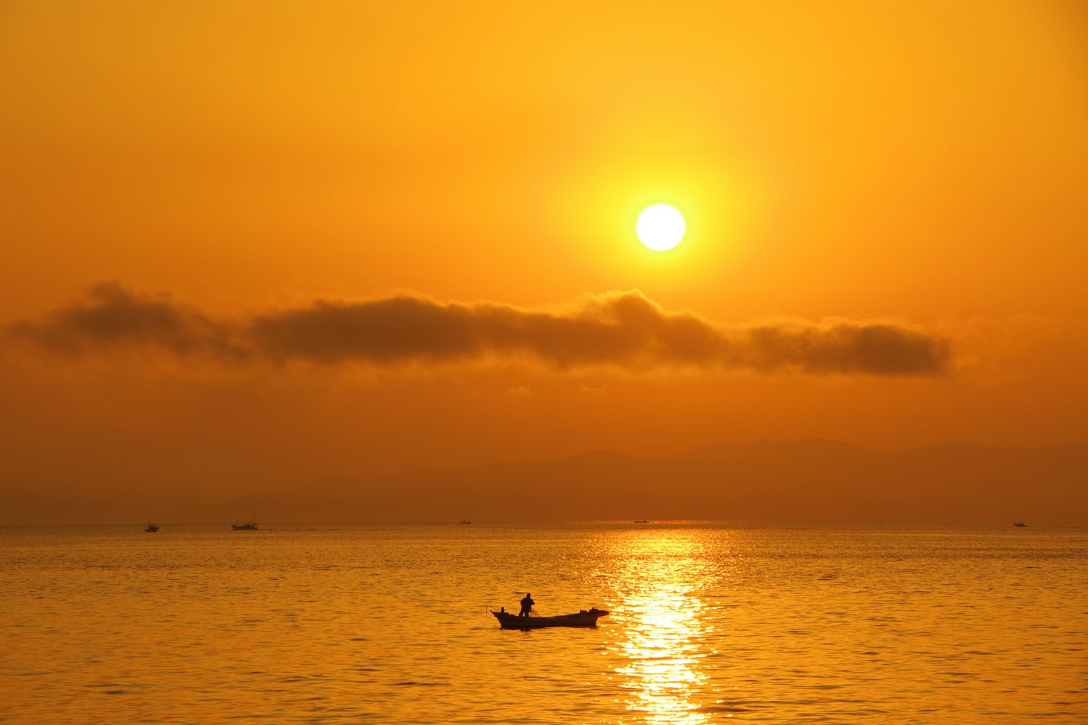 海上日落場景和漂浮的小船