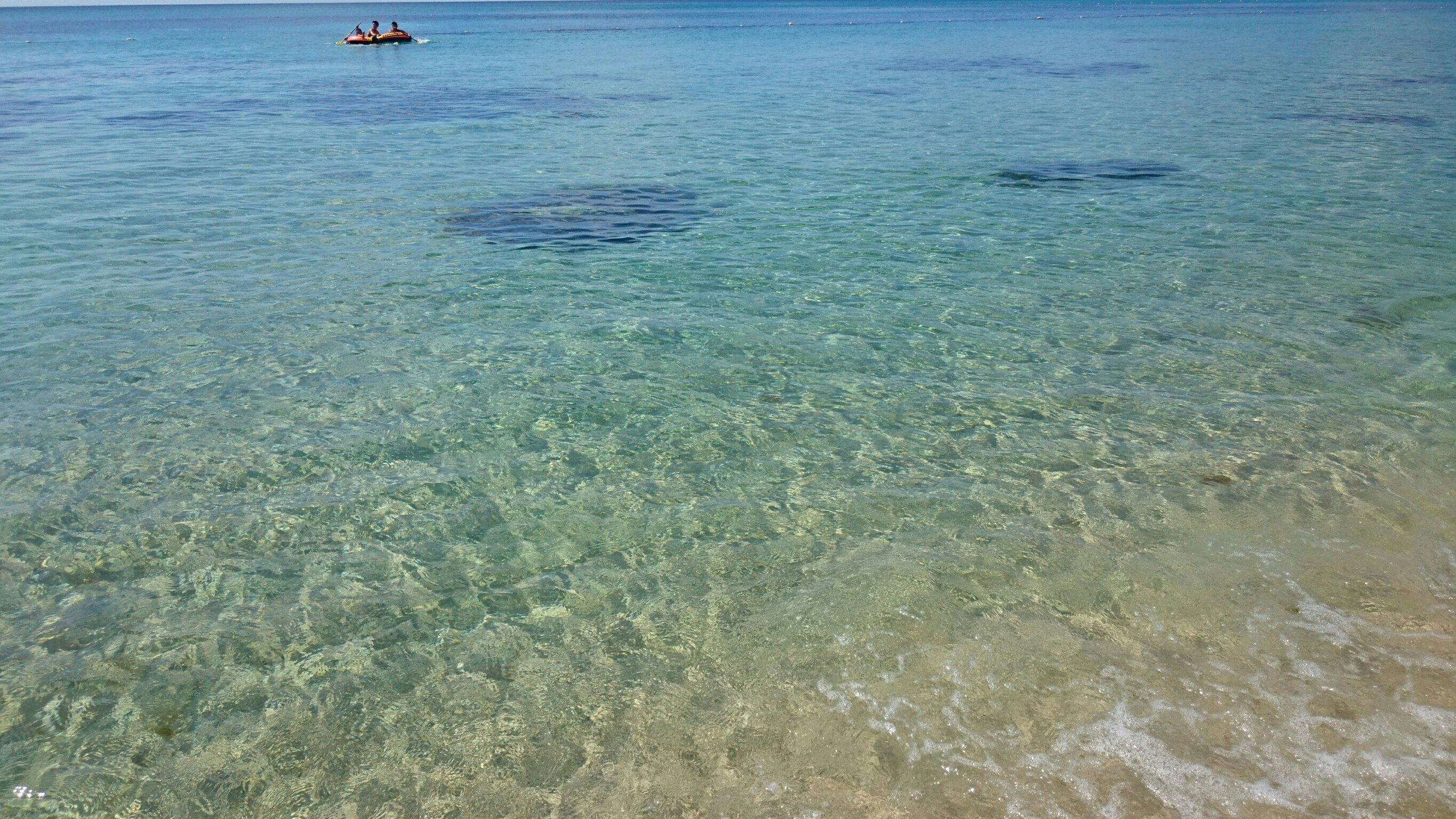 澄んだ海の浅瀬と水面の透明感
