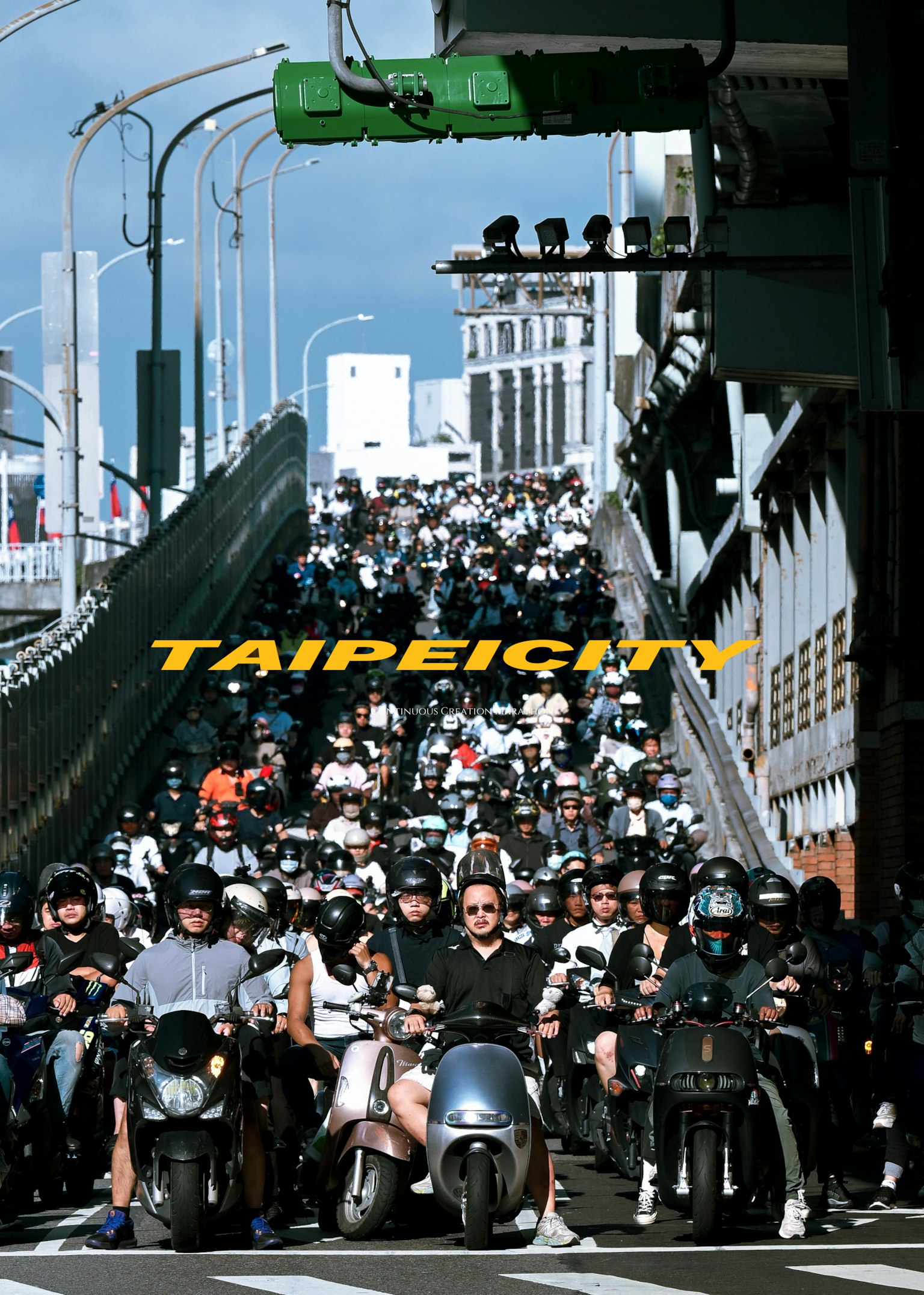 台北のバイクの群れが坂を上る様子を捉えた画像