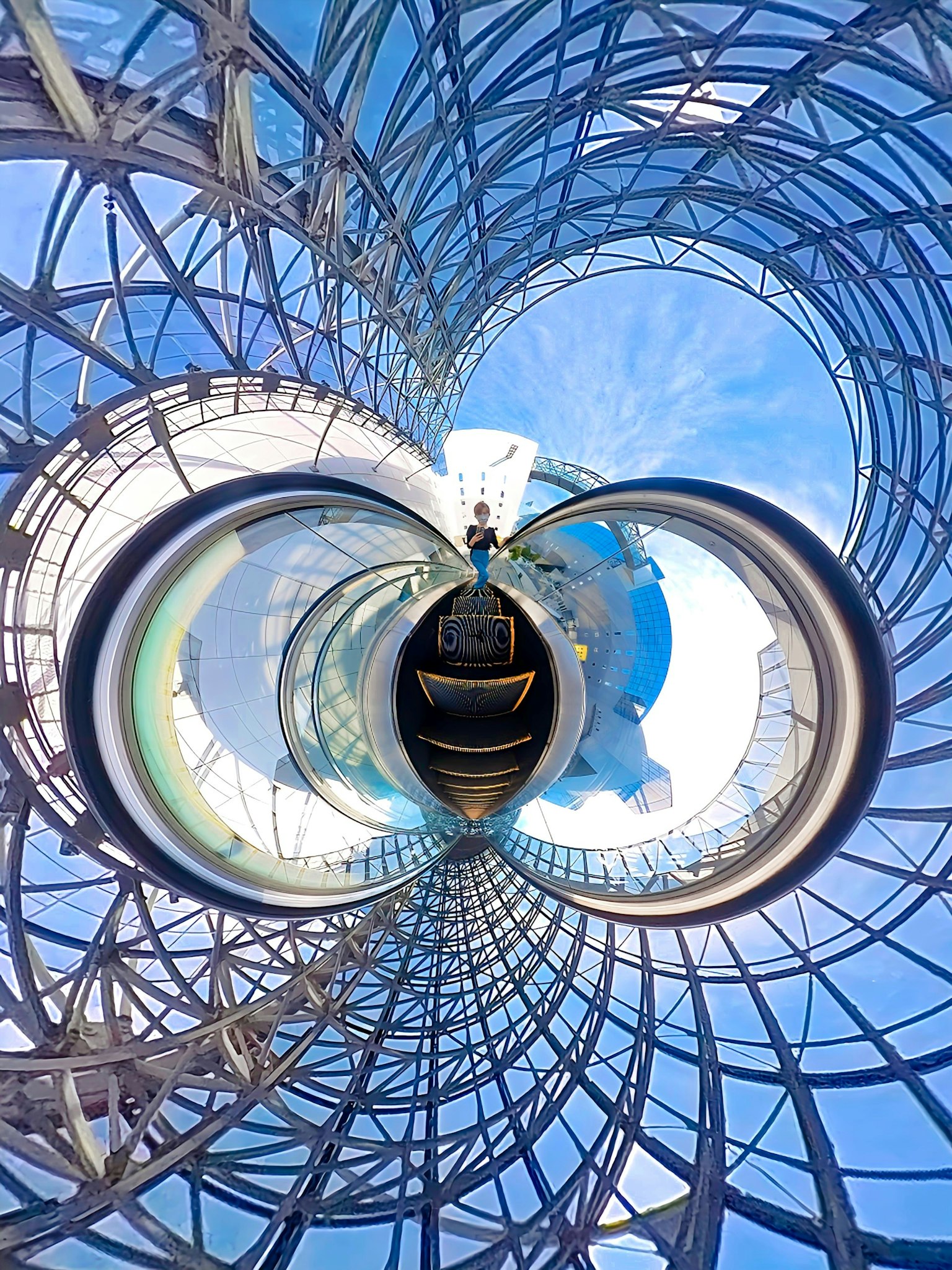 Vista dall'interno di una struttura circolare con cielo blu