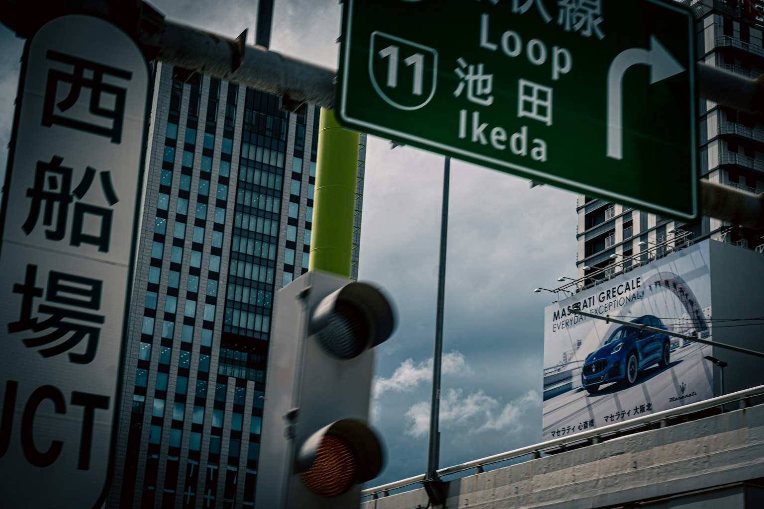 交叉路口的交通標誌和城市建築