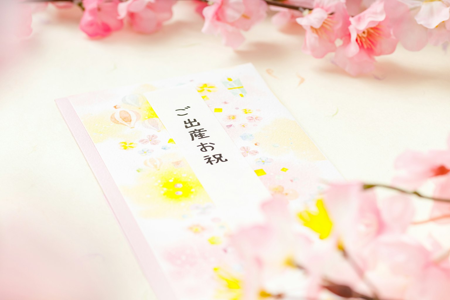 Kartu lucu dikelilingi kelopak bunga sakura pink