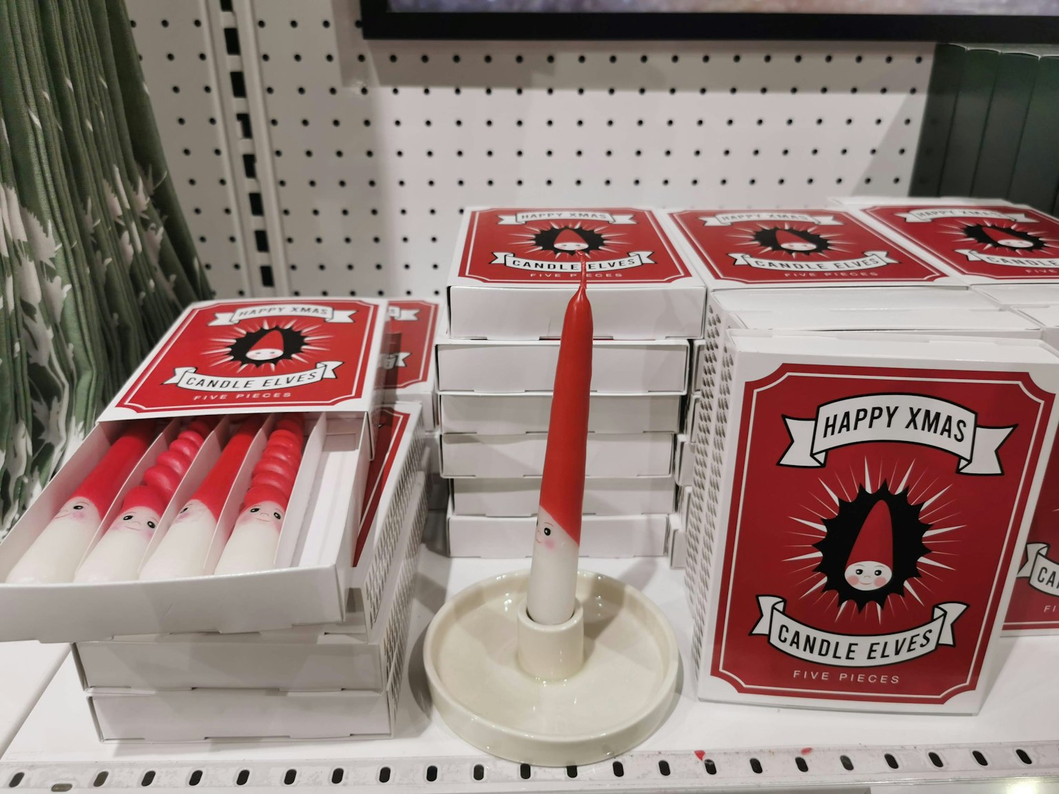 Pajangan lilin merah dan putih dengan kemasan Natal
