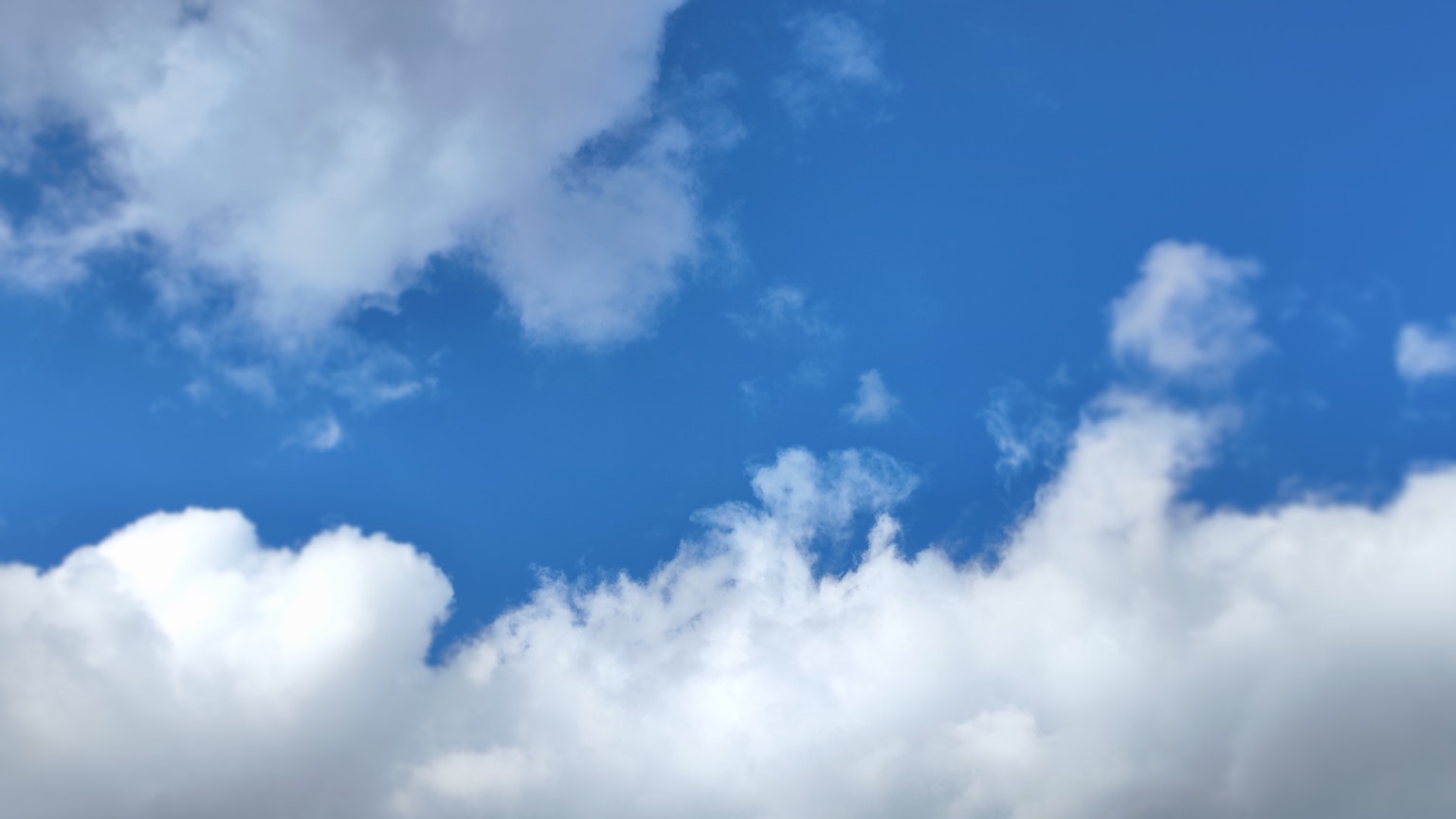 Cielo azzurro chiaro con nuvole bianche e soffici