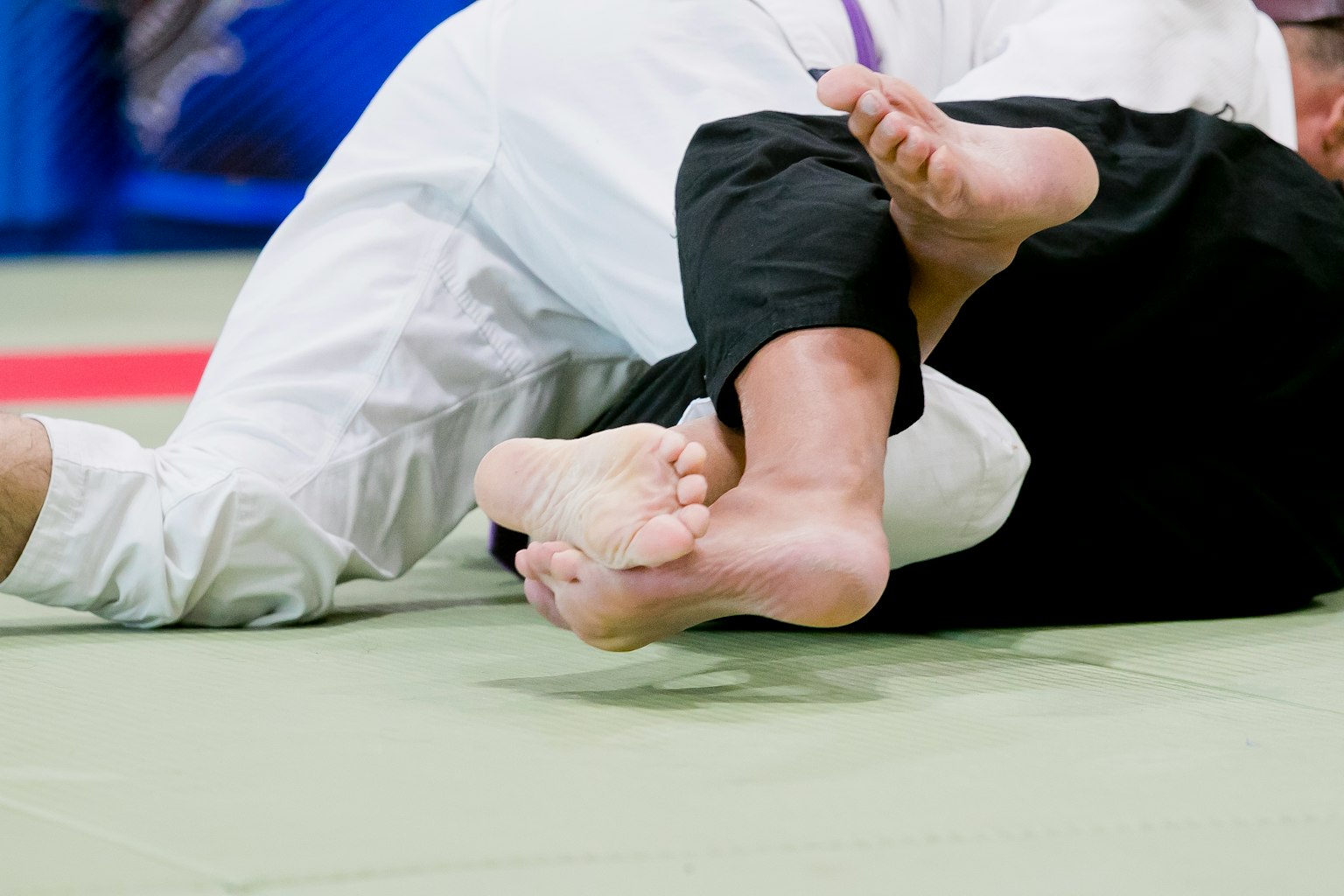 Primo piano dei piedi durante un incontro di judo