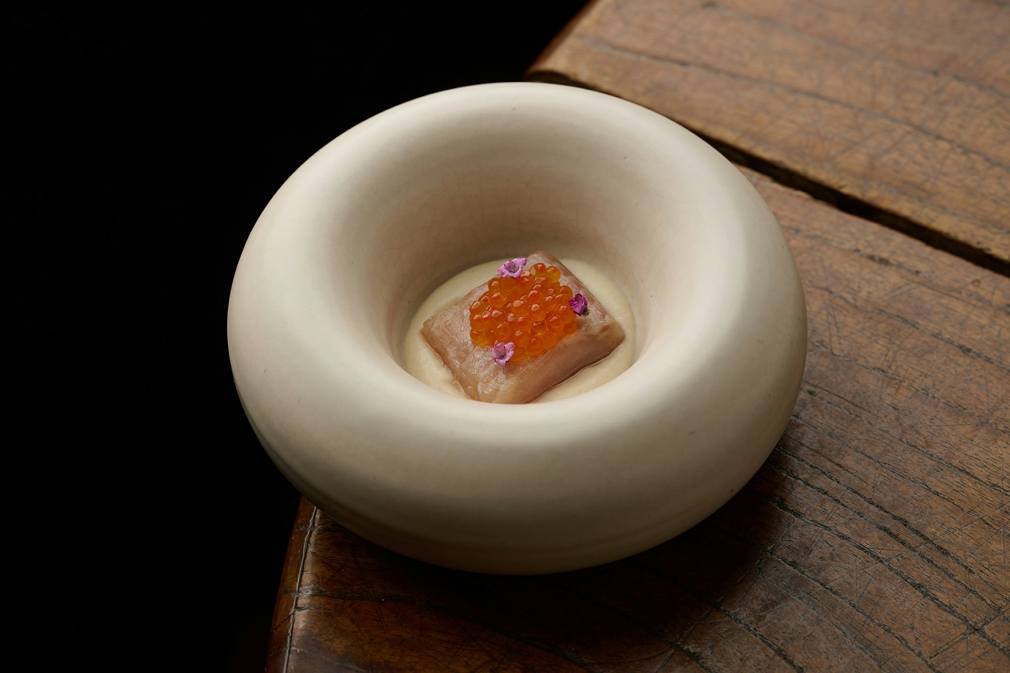 một chiếc wagashi nhỏ trong bát sứ