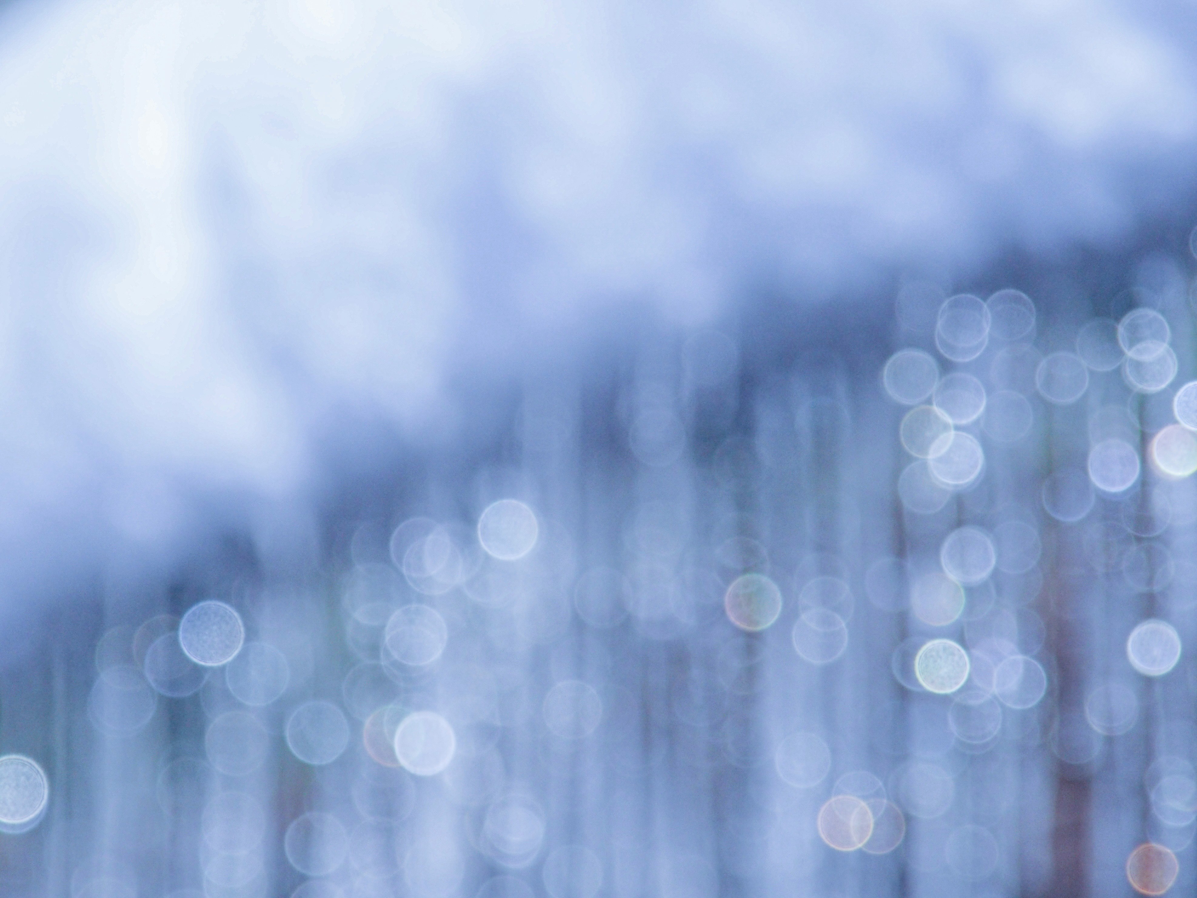 arrière-plan bokeh d’icelets dans une ambiance bleue d’hiver
