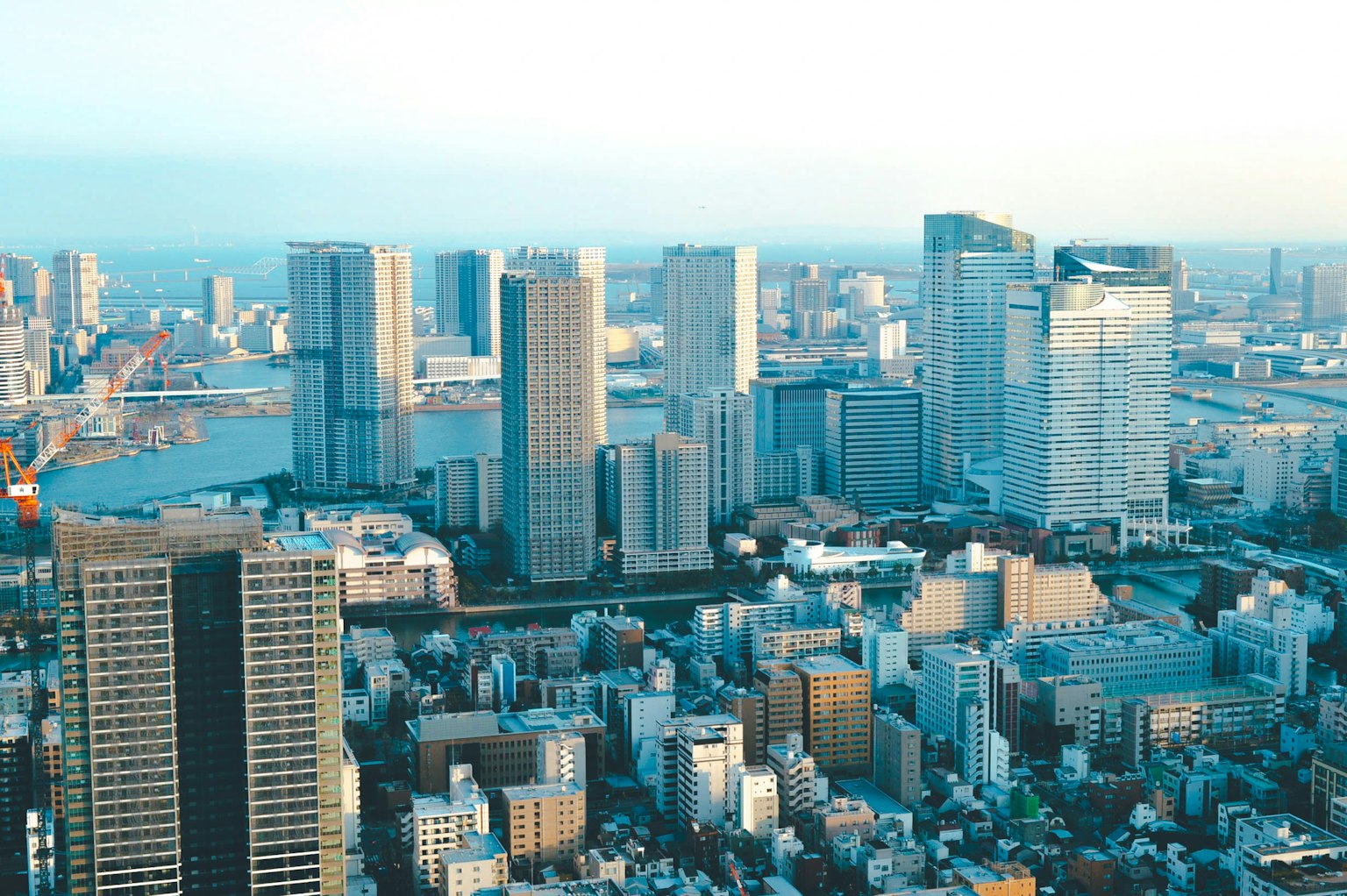 Horizon urbain avec des gratte-ciels sous un ciel bleu avec de l'eau visible