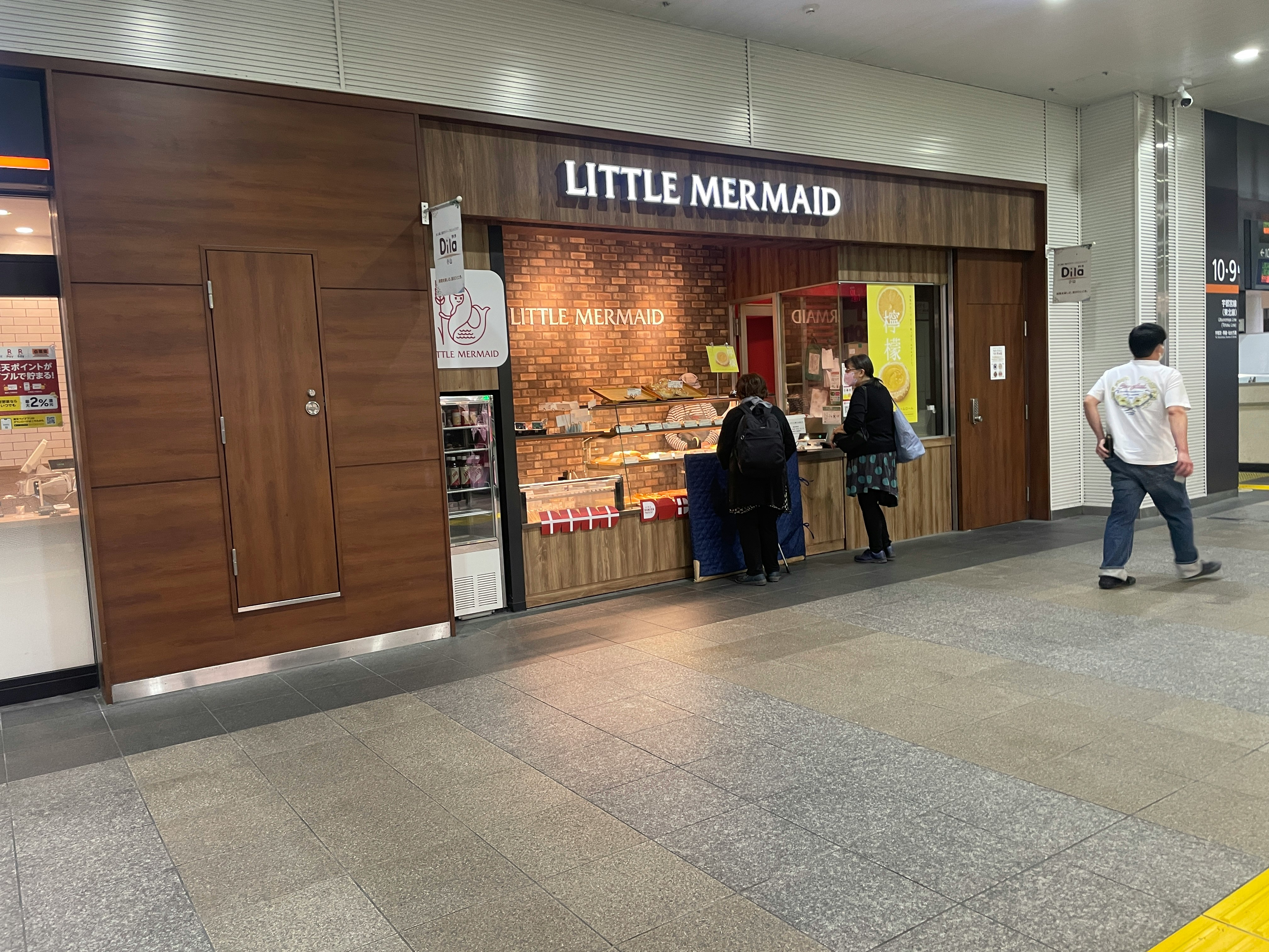 店内へ続く「LITTLE MERMAID」看板のある商業施設の入口画像