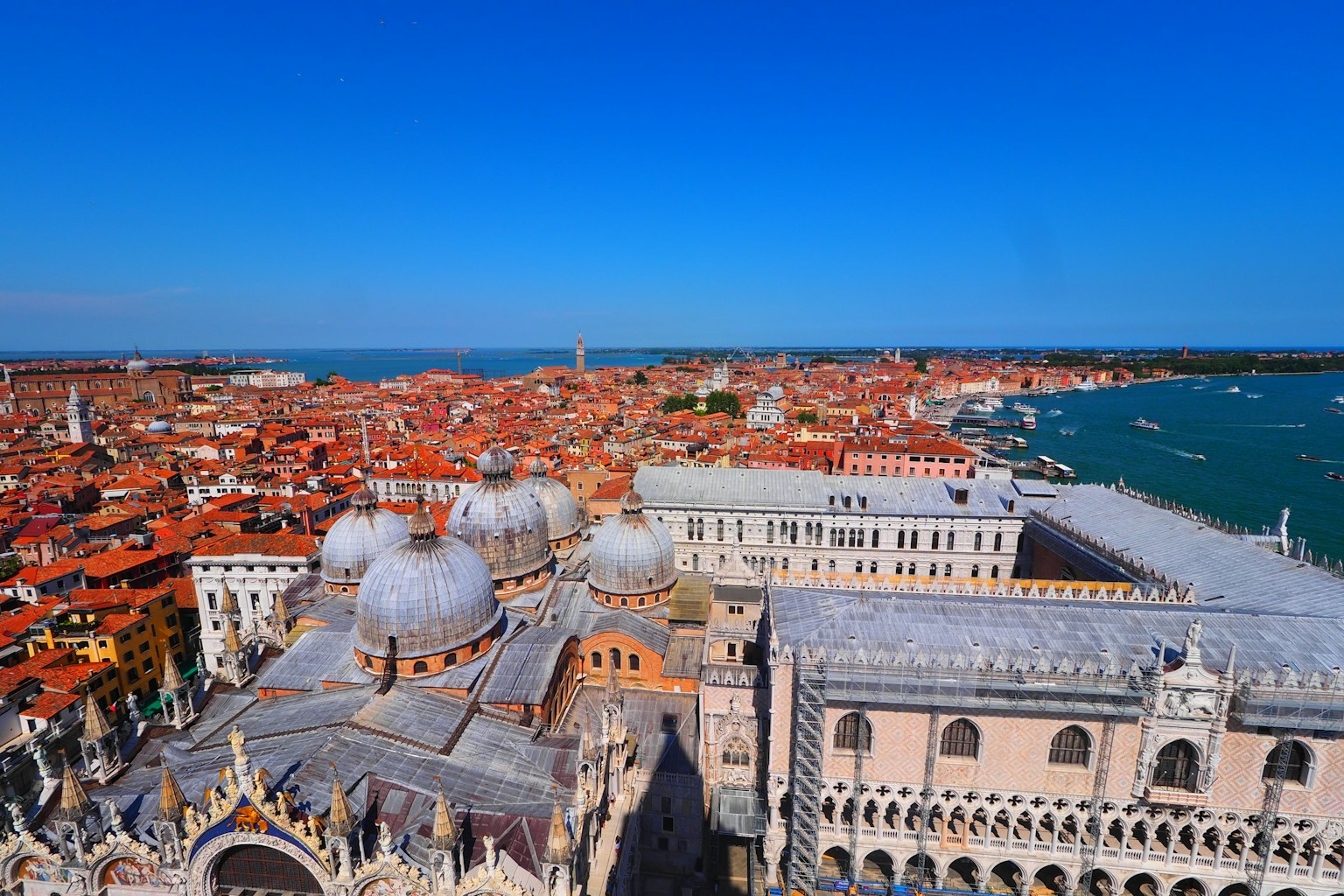 Panoramablick auf Venedig mit historischen Gebäuden und Kanälen