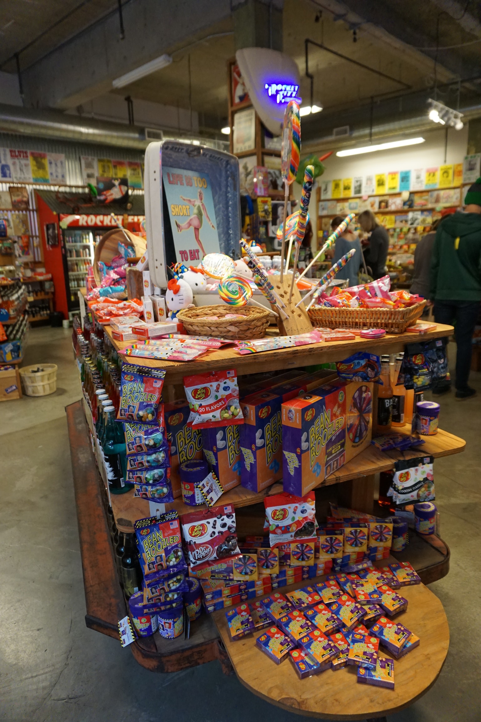Bunte Süßigkeitenpräsentation auf einem Holzregal in einem Geschäft
