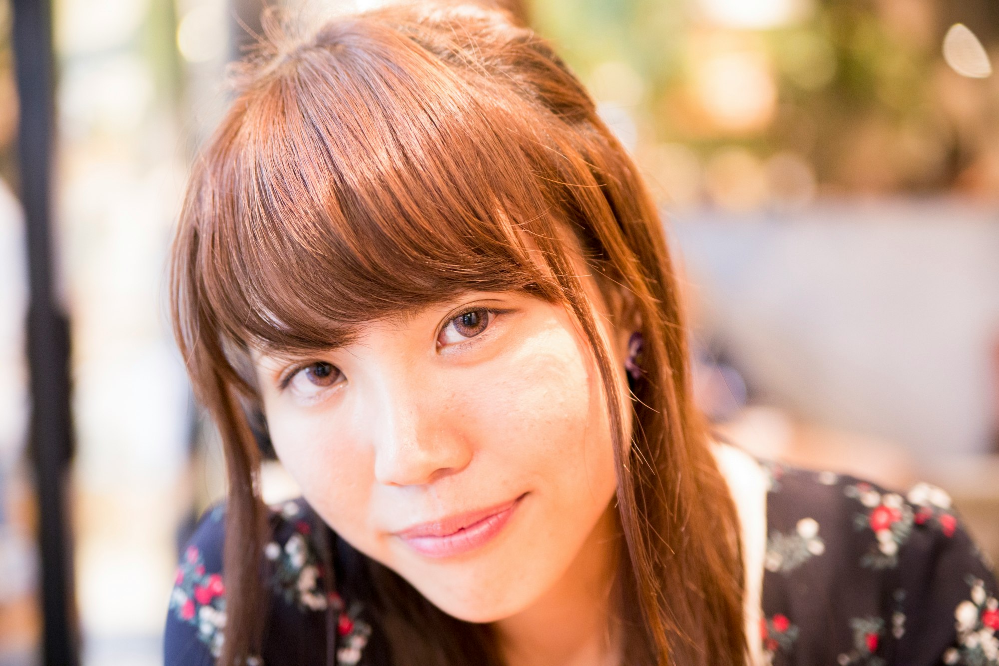 ภาพบุคคลผู้หญิงยิ้มในร้านกาแฟ