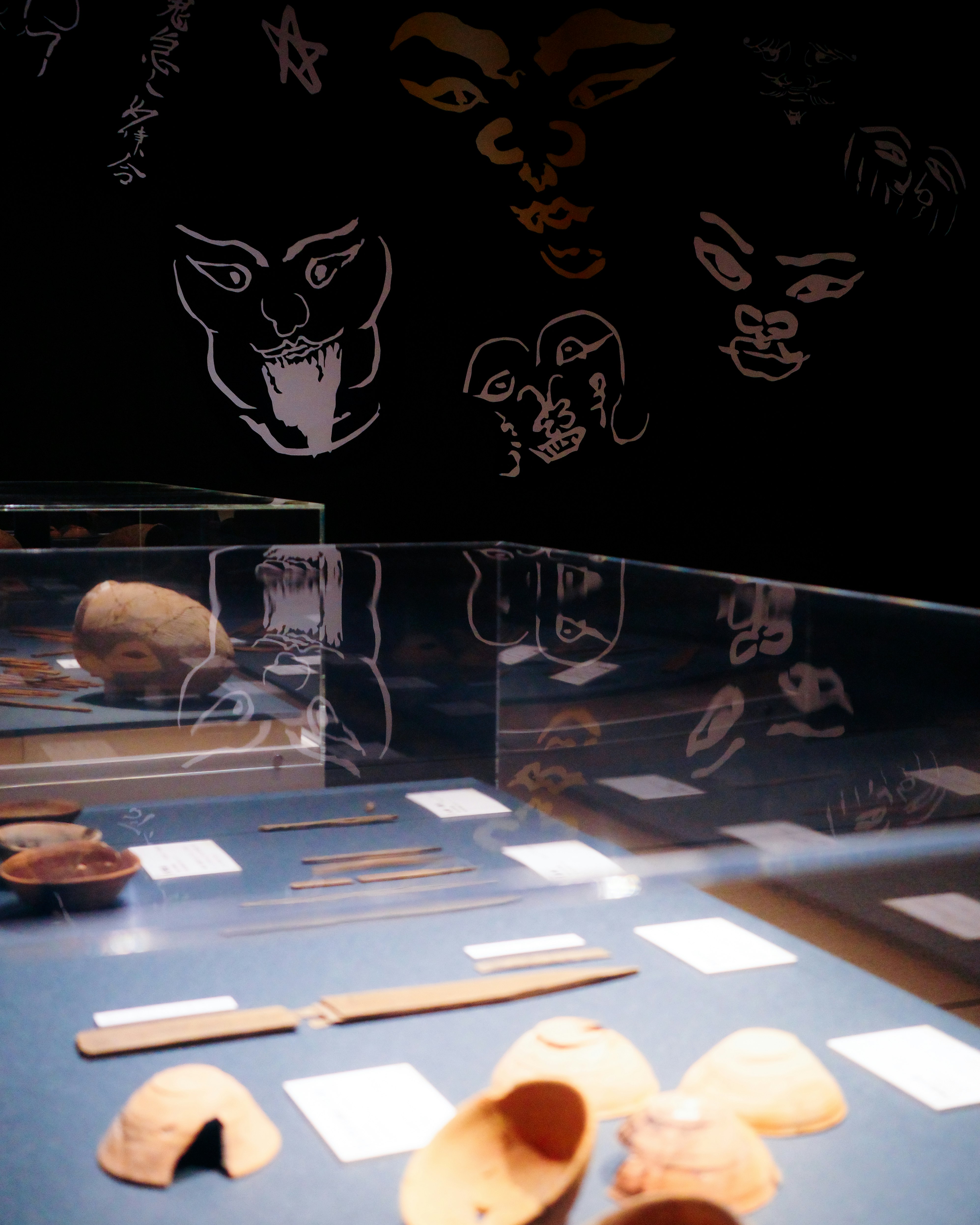 Vitrine d’exposition avec tessons de poterie et fresque animalière