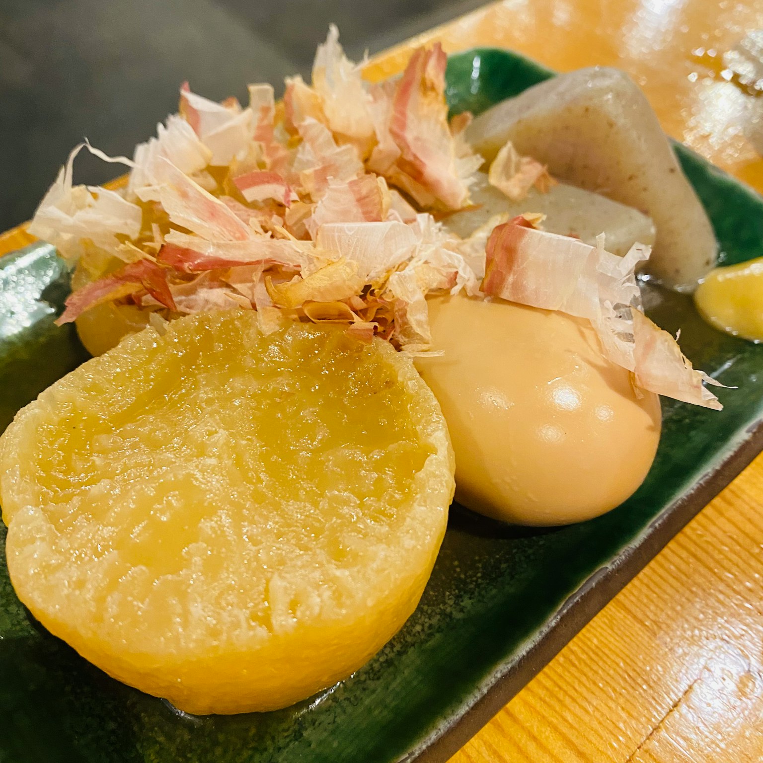 Một phần oden ngon được trình bày trên đĩa xanh