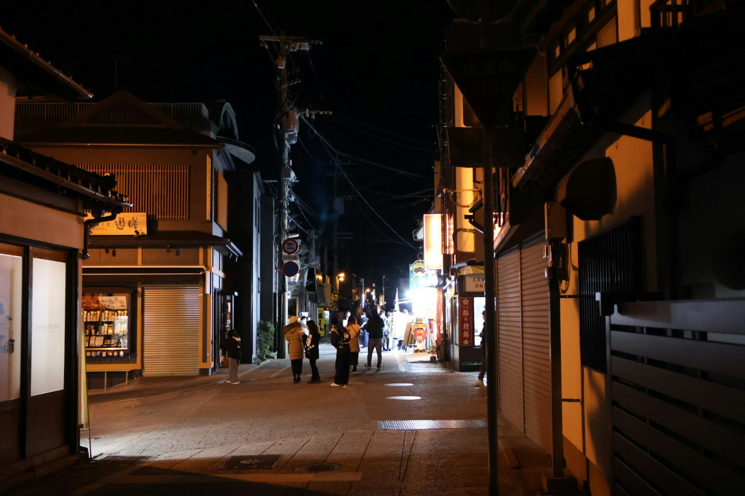 밤의 거리 풍경 사람들이 걷고 있는 오래된 건물과 따뜻한 불빛