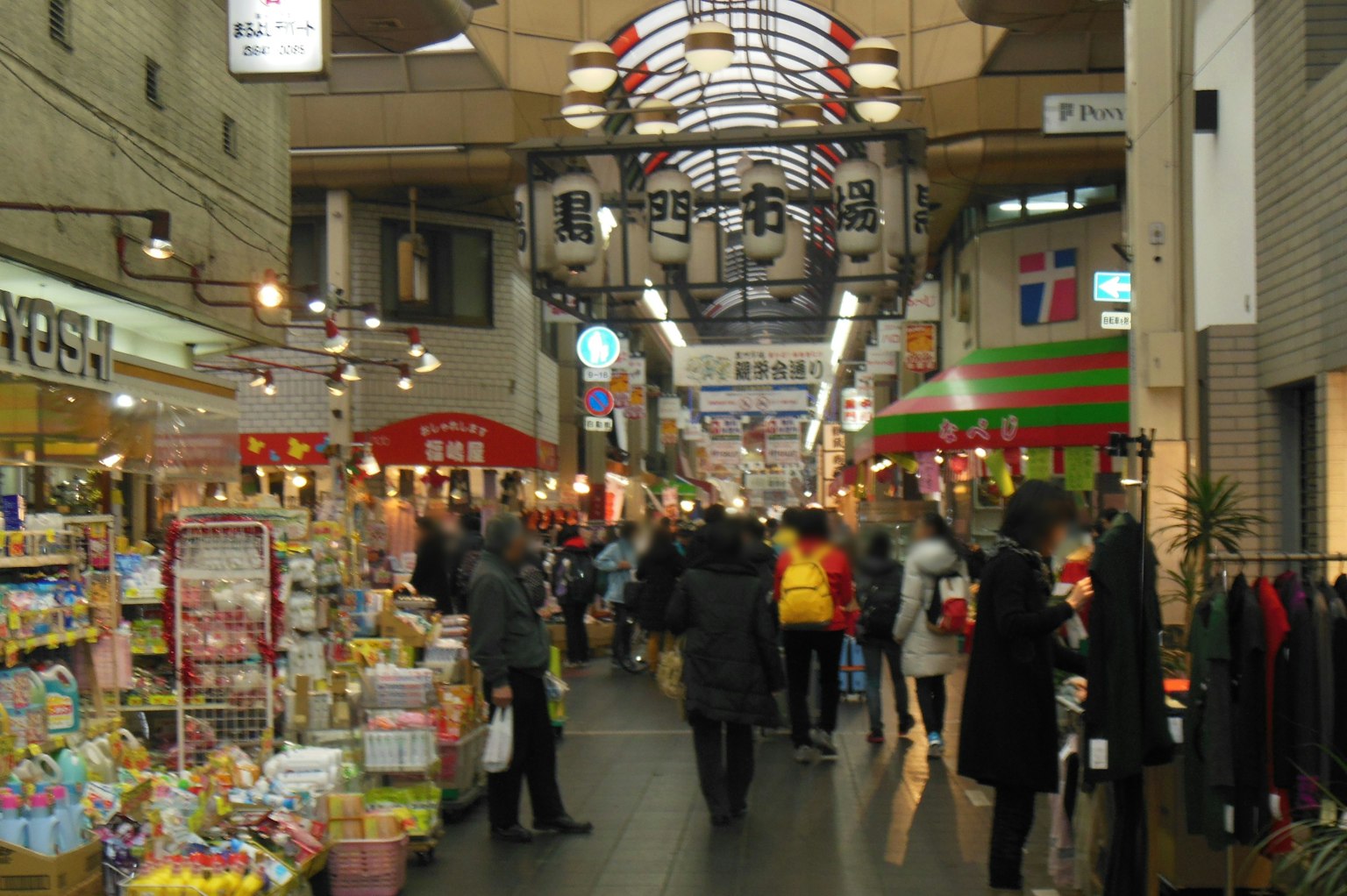 Vibrante strada di mercato con molte persone esposizioni vivaci di vari prodotti