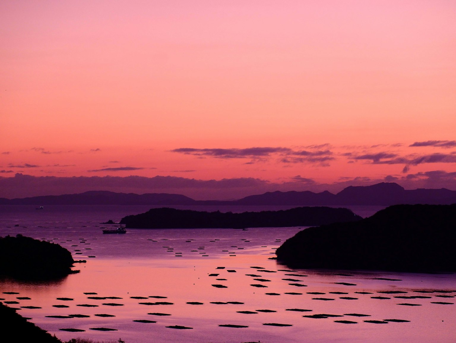 Hermoso atardecer sobre el mar con islas