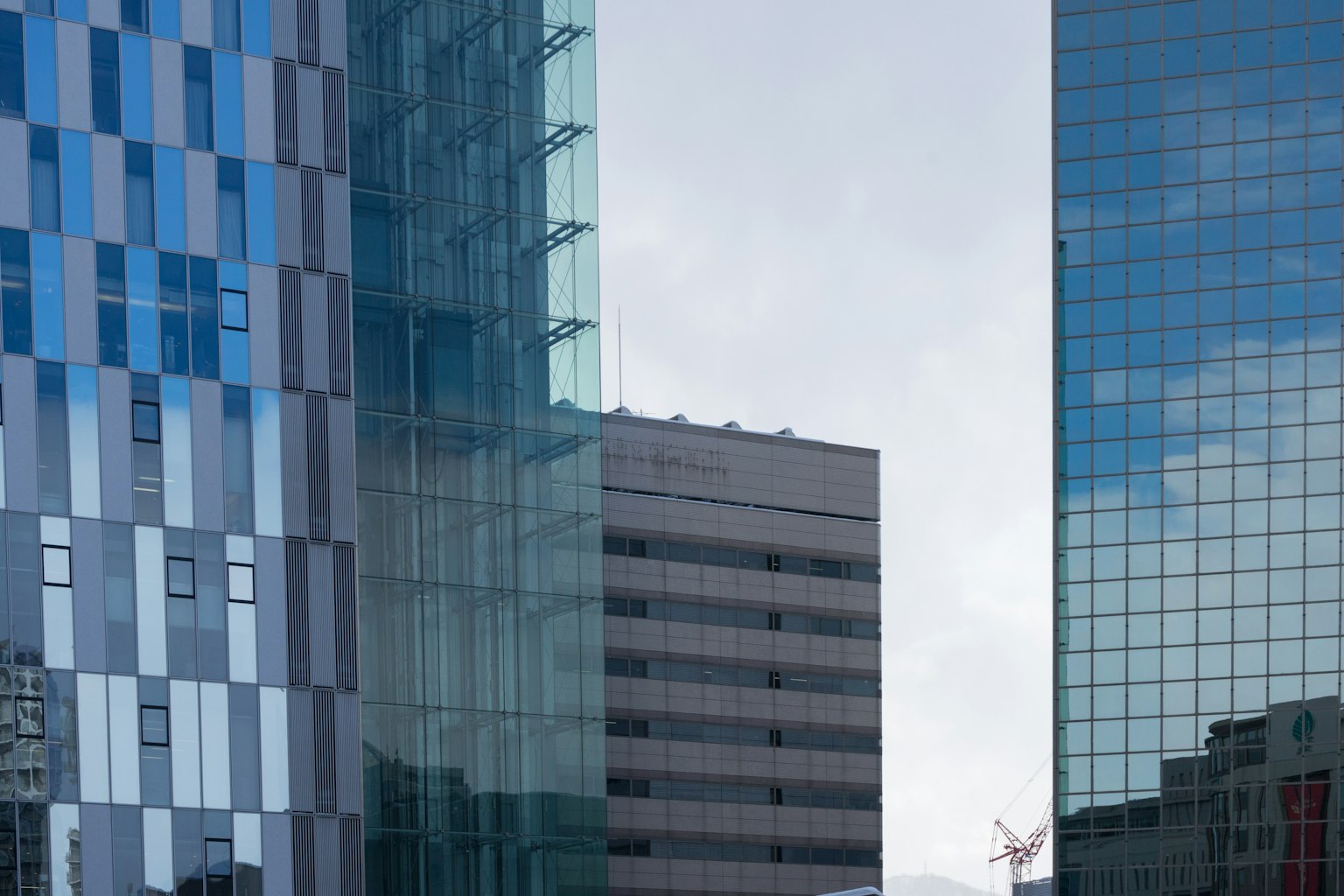 Gros plan sur des bâtiments modernes avec des façades en verre bleu et en métal dans un paysage urbain