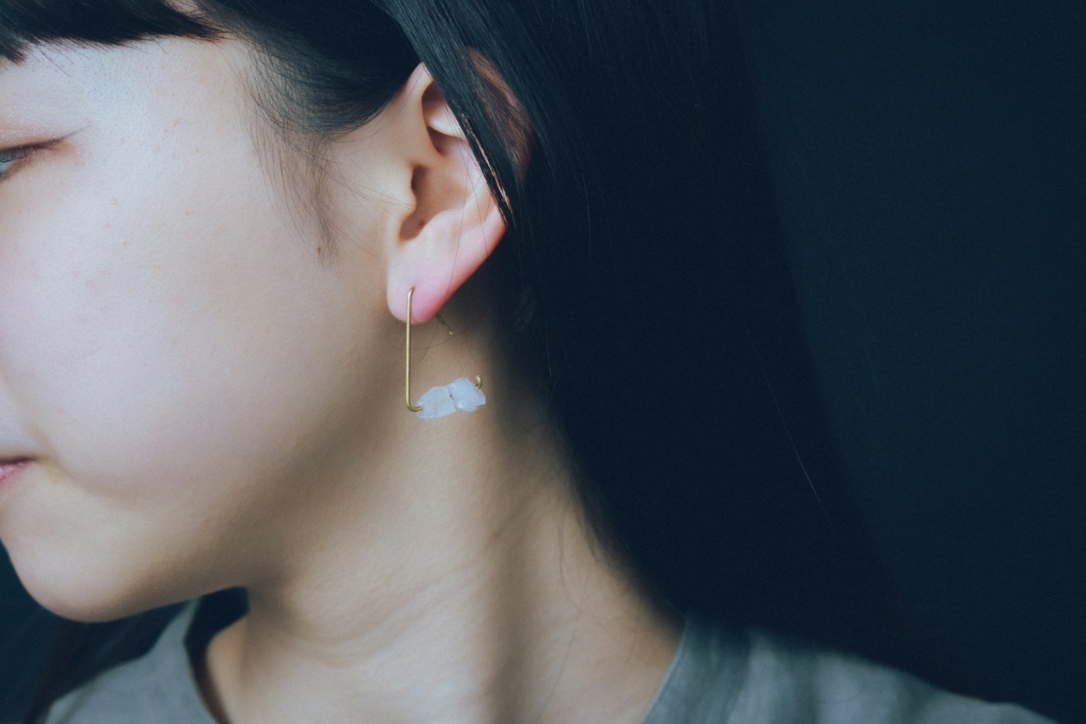 Cận cảnh một người phụ nữ đeo bông tai hình đám mây